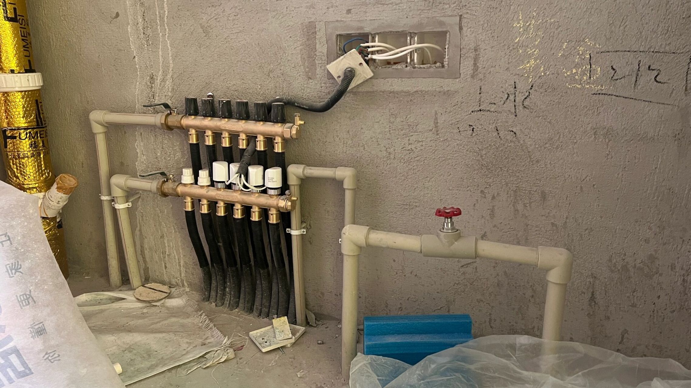 开发商自带的地暖分水器有必要换掉吗 今天来增加地暖的师傅说开发商