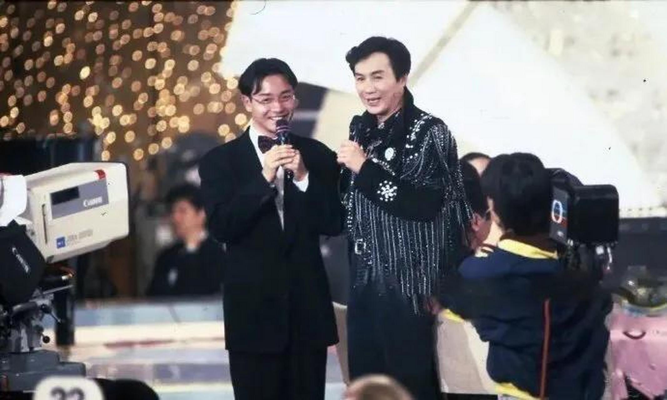 《沉默是金》是由张国荣作曲,许冠杰填词的一首经典歌曲