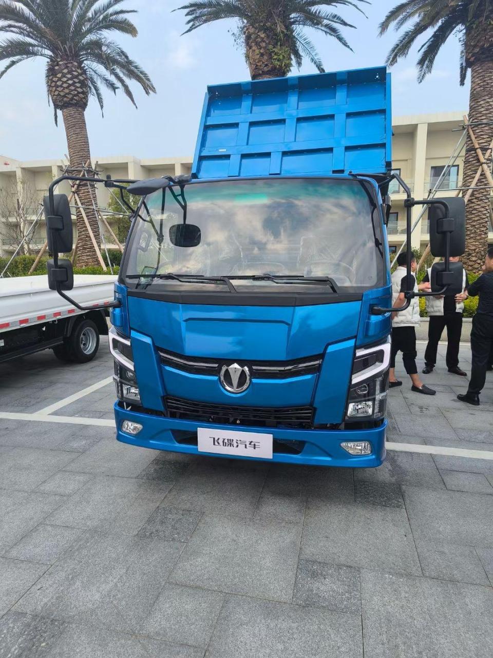 飞碟奥驰x2大金牛蓝牌自卸 1800宽驾驶室,总高不超2米1 玉柴160马力