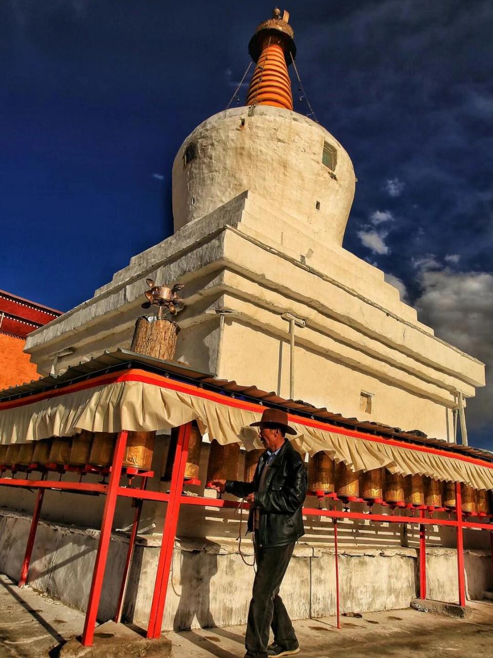 建于公元1300年 	 78157815公园1300年,洛桑扎巴活佛将白定寺