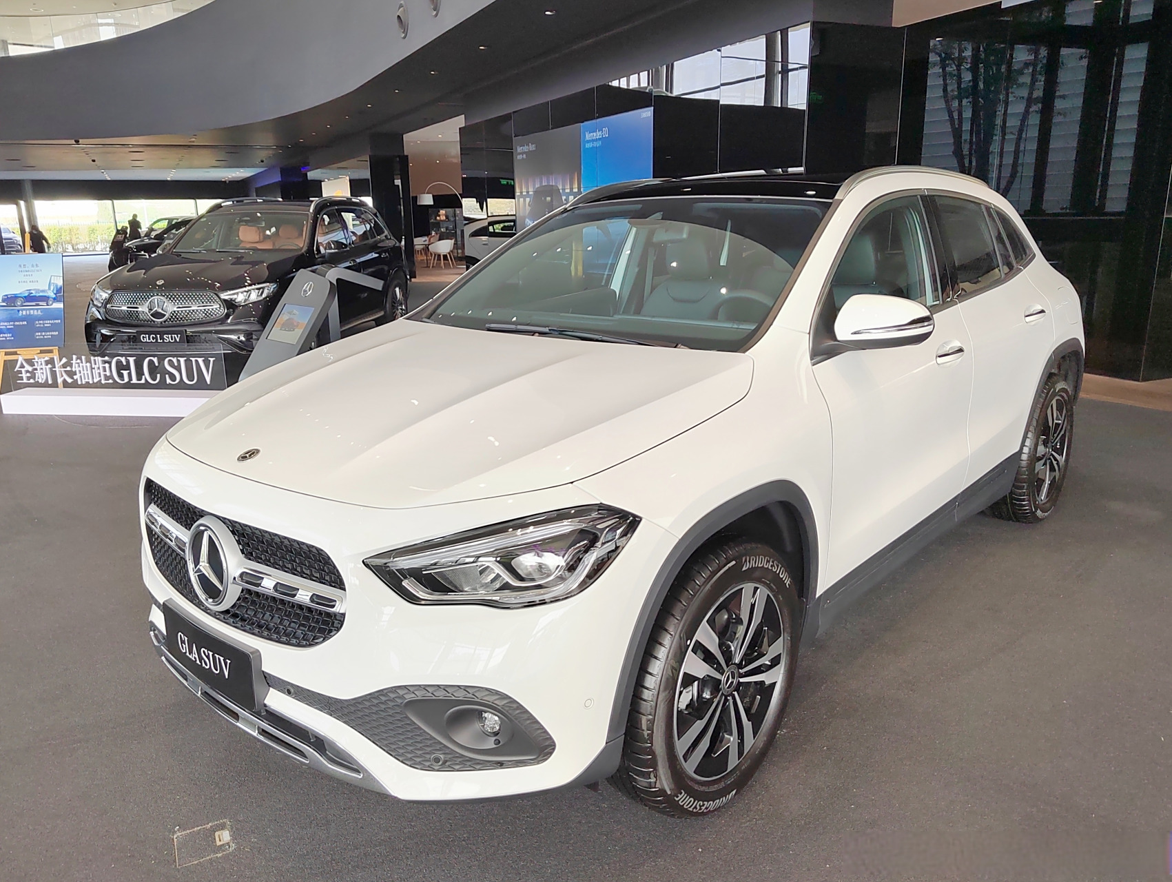 昨天上午,在4s店内,我看上2023款奔驰gla220紧凑型suv.