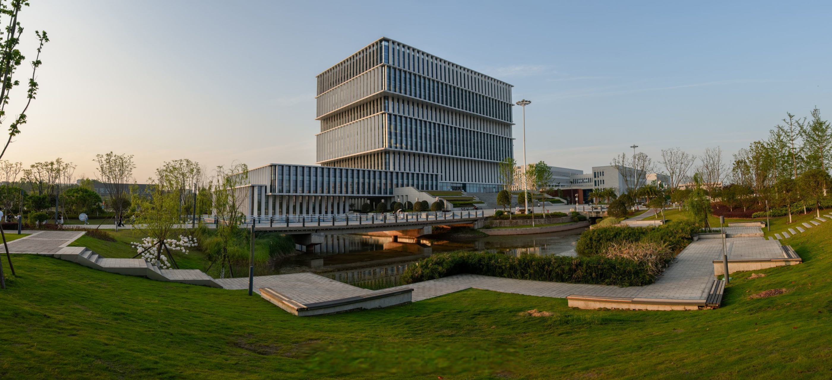 四川轻化工大学# #轻话早安#  日益努力之后必定风生水起 早安,青柠