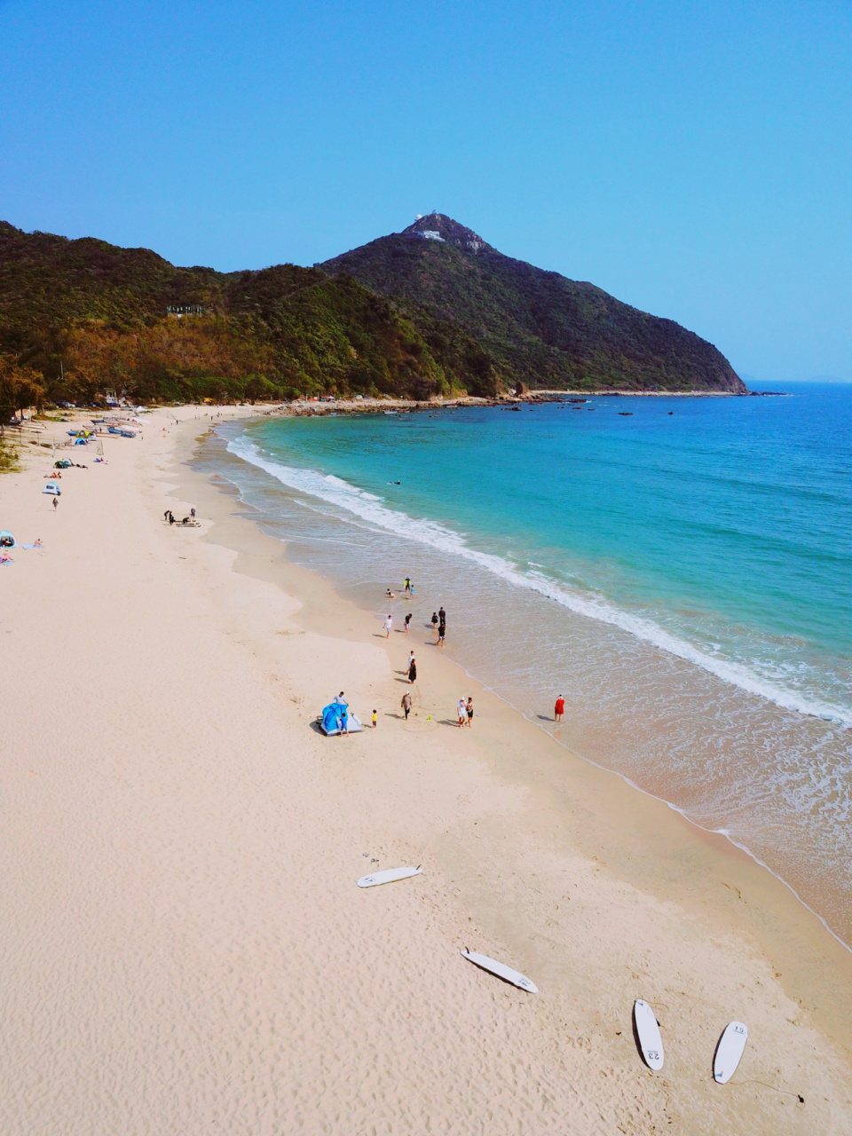 8715停车93不贵,西冲海滩里面有几家冲浪店,有很多人在那边