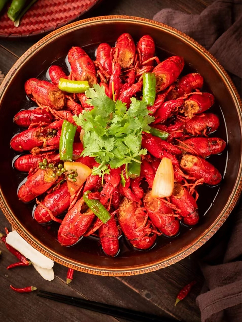 麻辣小龙虾图片 麻辣小龙虾是一道色香味俱佳的传统名菜,以其麻辣鲜香