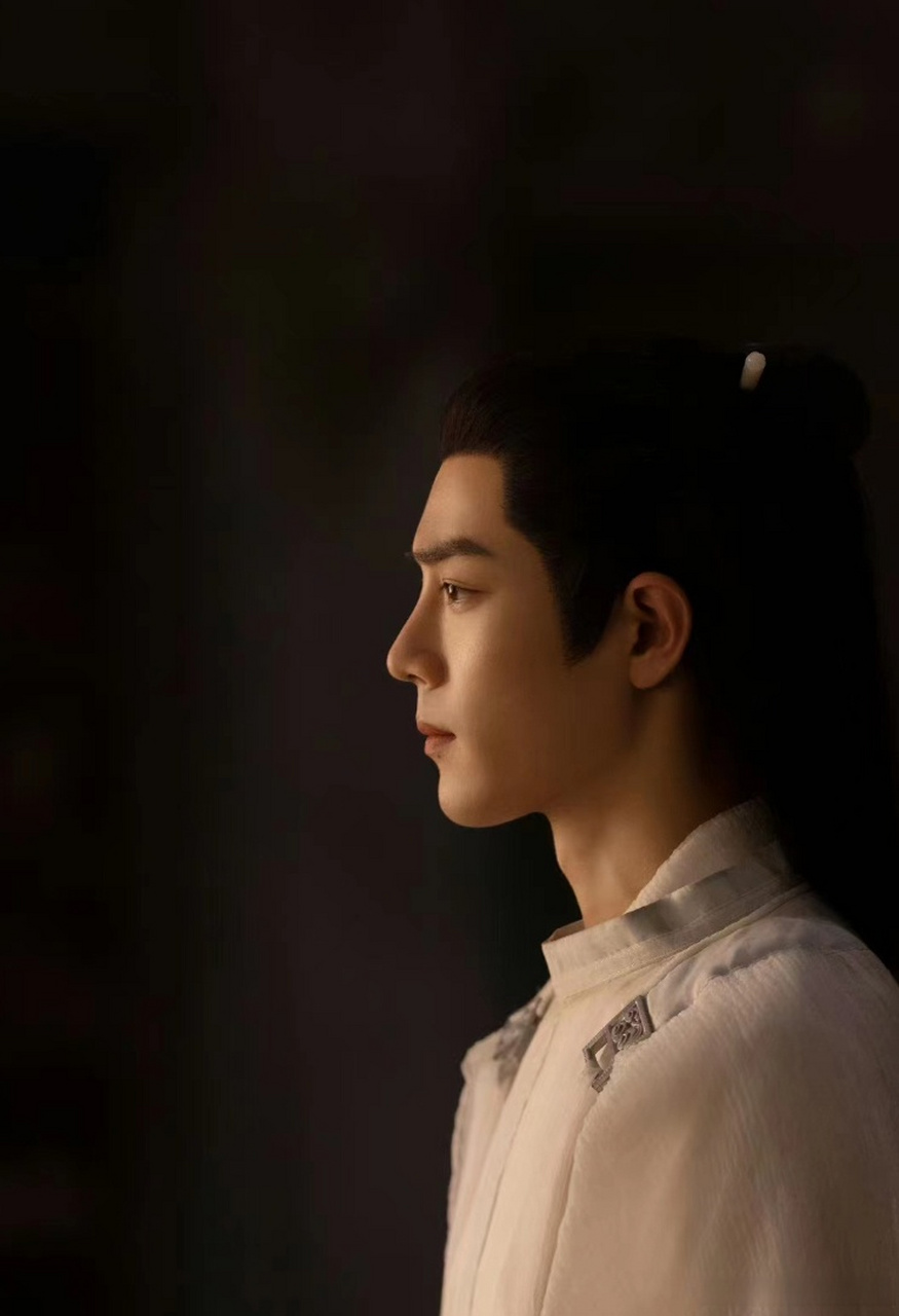 肖战时影最新侧颜剧照来啦!