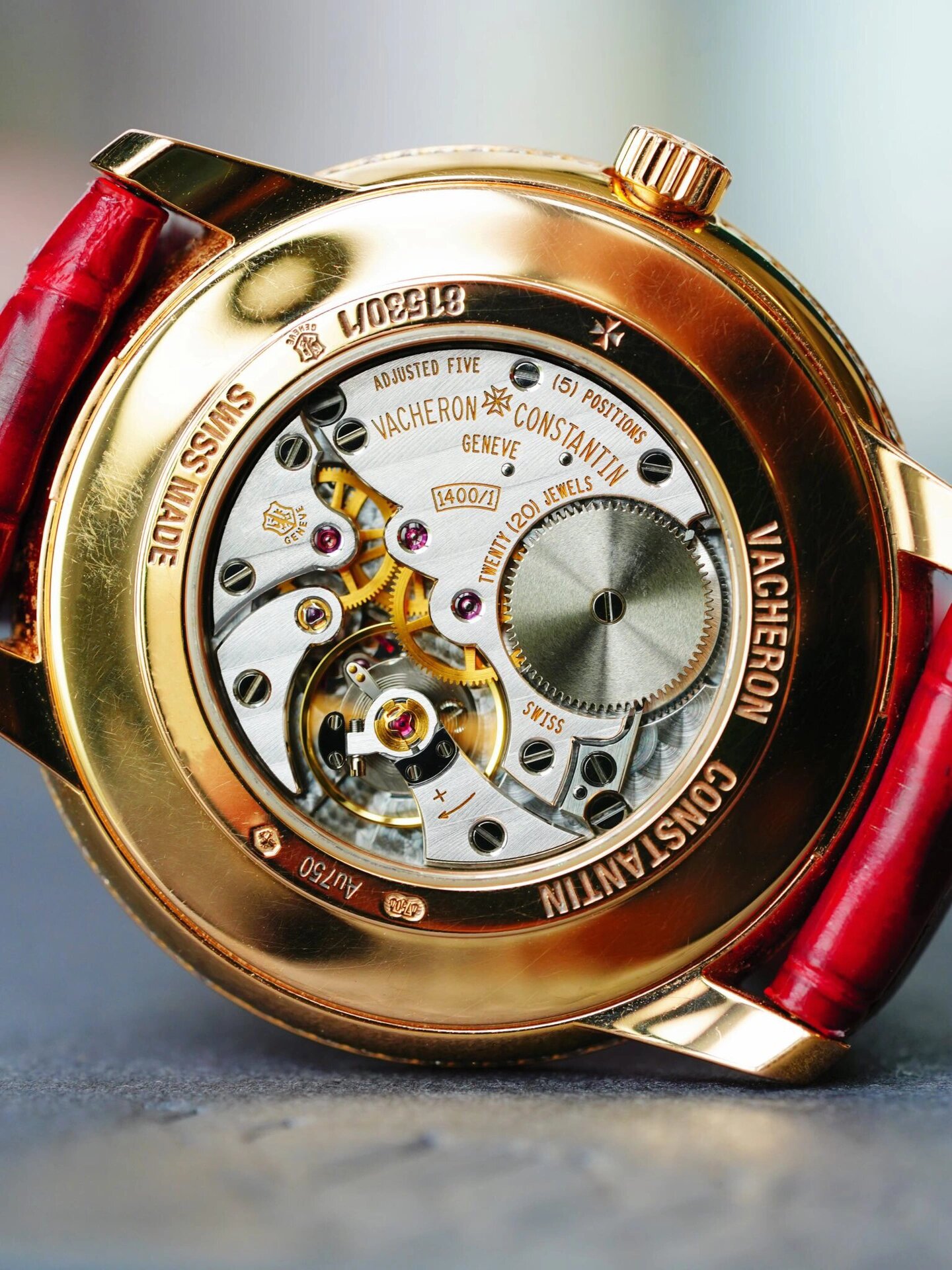 江诗丹顿81530华美优雅并存 粉红金的华美,银白色的优雅,36毫米的完美