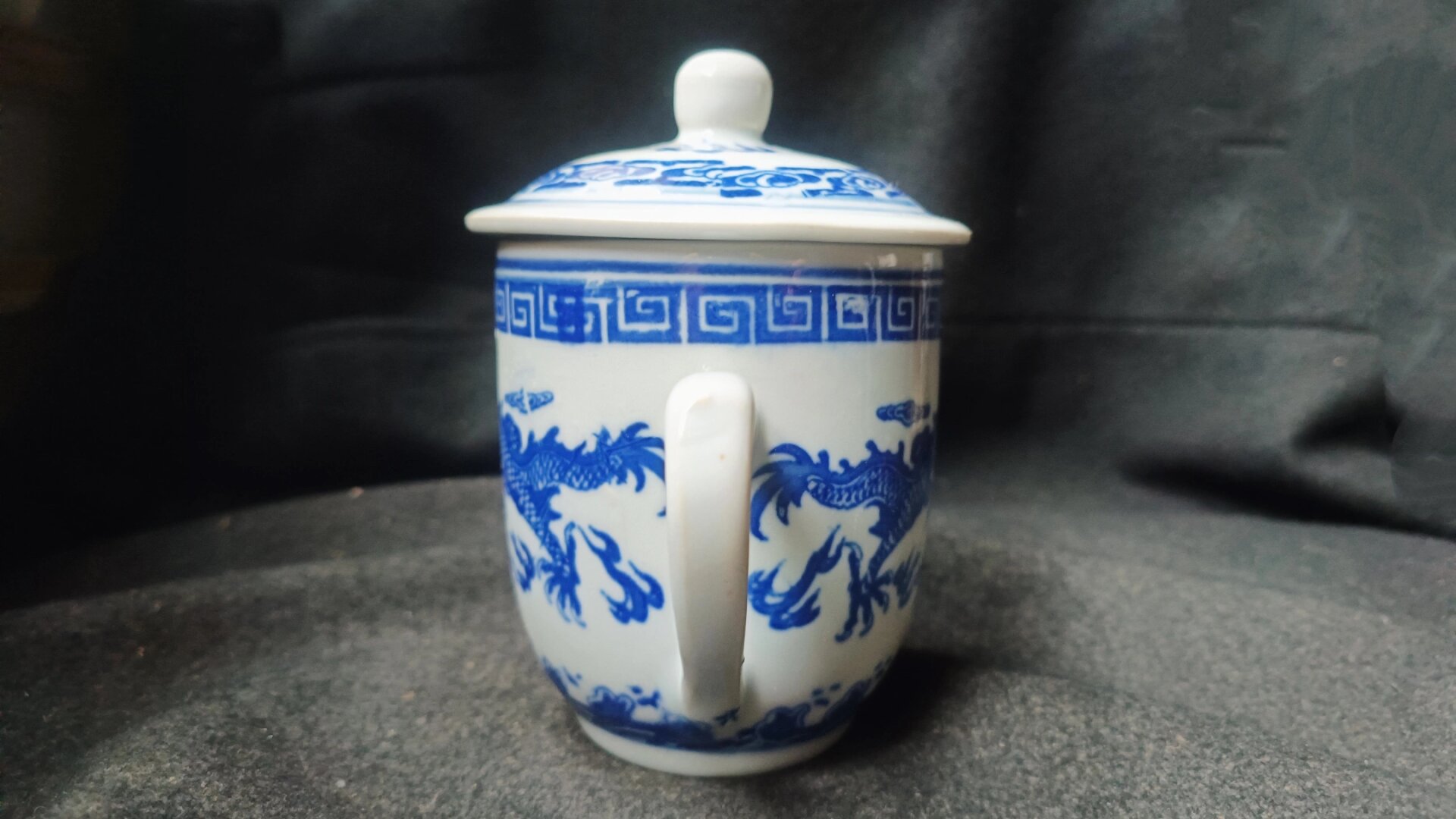 双龙戏珠莲子杯 这款杯子是20世纪70,80年代的传统青花瓷厂煤窑器的厂