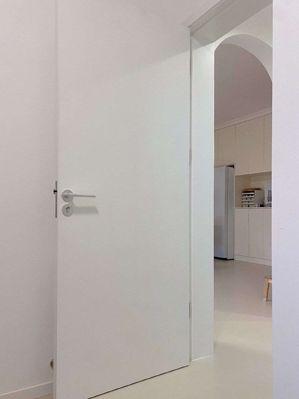 越看越好看 小户型装修还在纠结要哪种颜色的门那就选择白色平板门吧