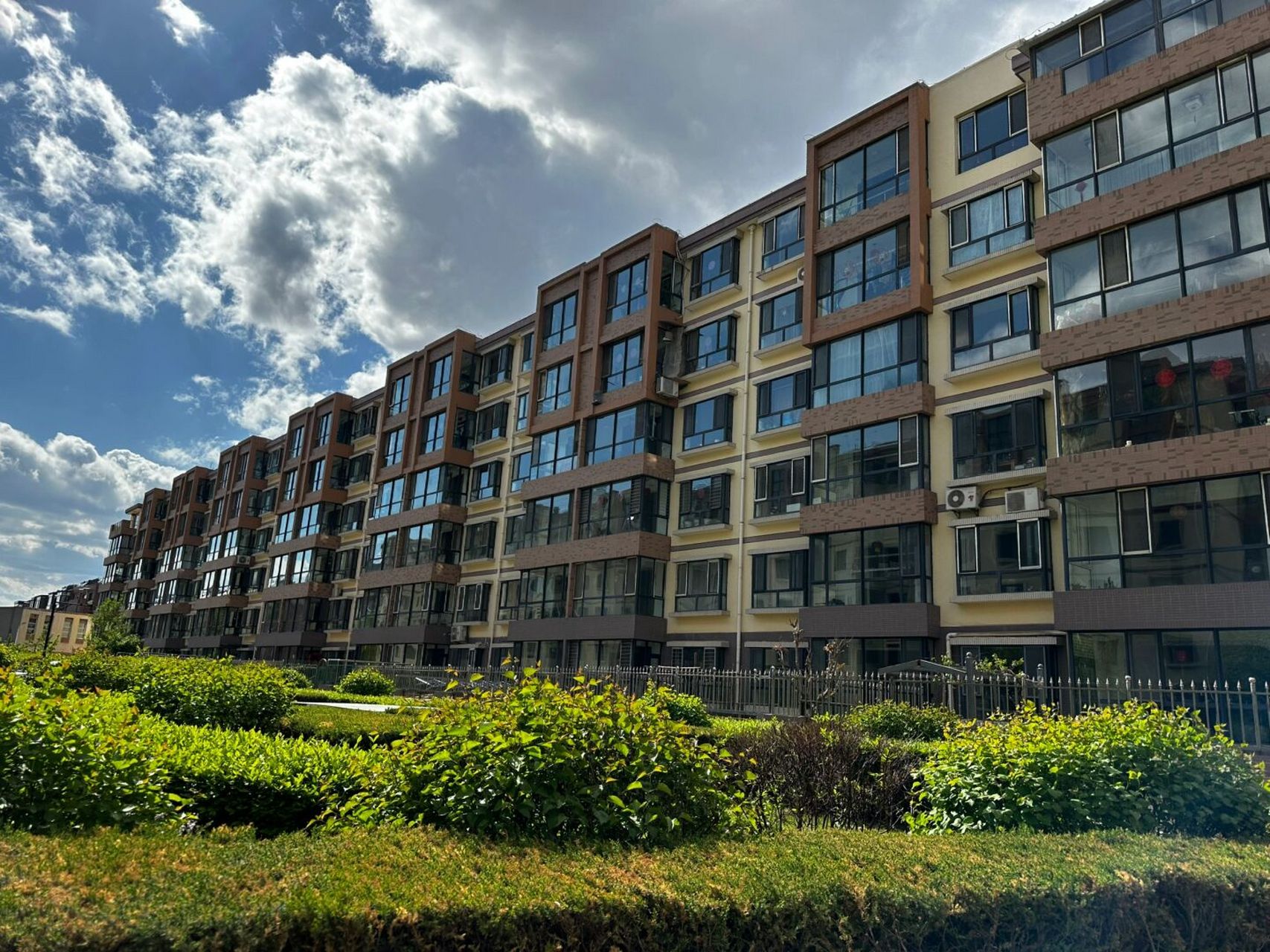 下楼就是咱们小草公园 巨海城三区电梯两居 巨海城三区   112平  总高