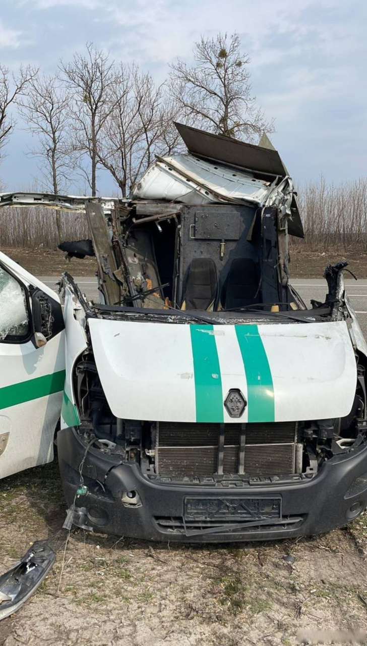 俄罗斯特种部队在哈尔科夫地区摧毁一辆运钞车 ,它被乌克兰纳粹用来搞