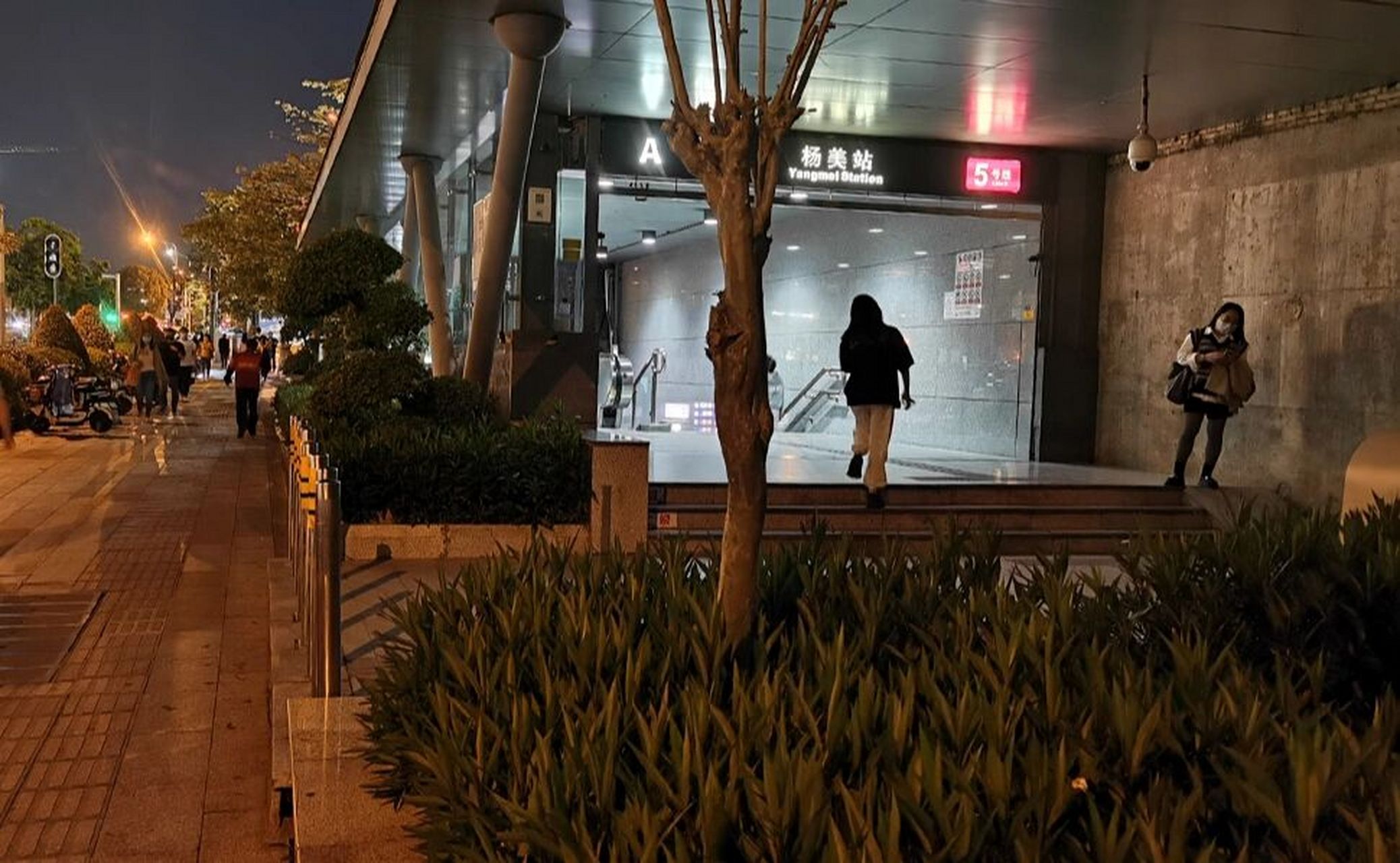 杨美地铁站(深圳),拍摄于2022年4月7号      p1-p4对应杨美abcd入口