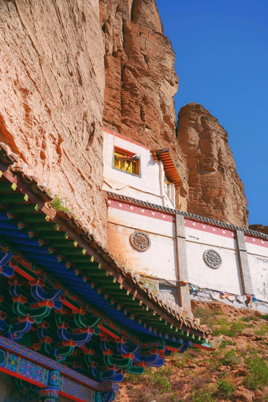 湟水北岸的峭壁悬空寺-青海白马寺 在青海省海东市湟水河畔的一处红色