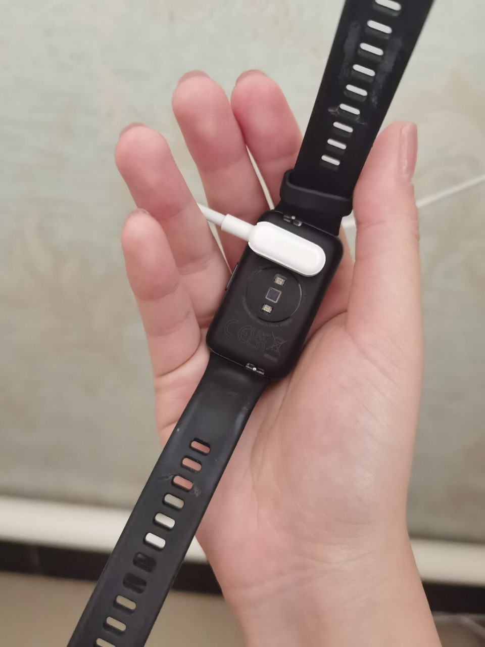 华为手环充电 昨天手环没电了,弄了半天,后面的充电口怎么也贴不上去