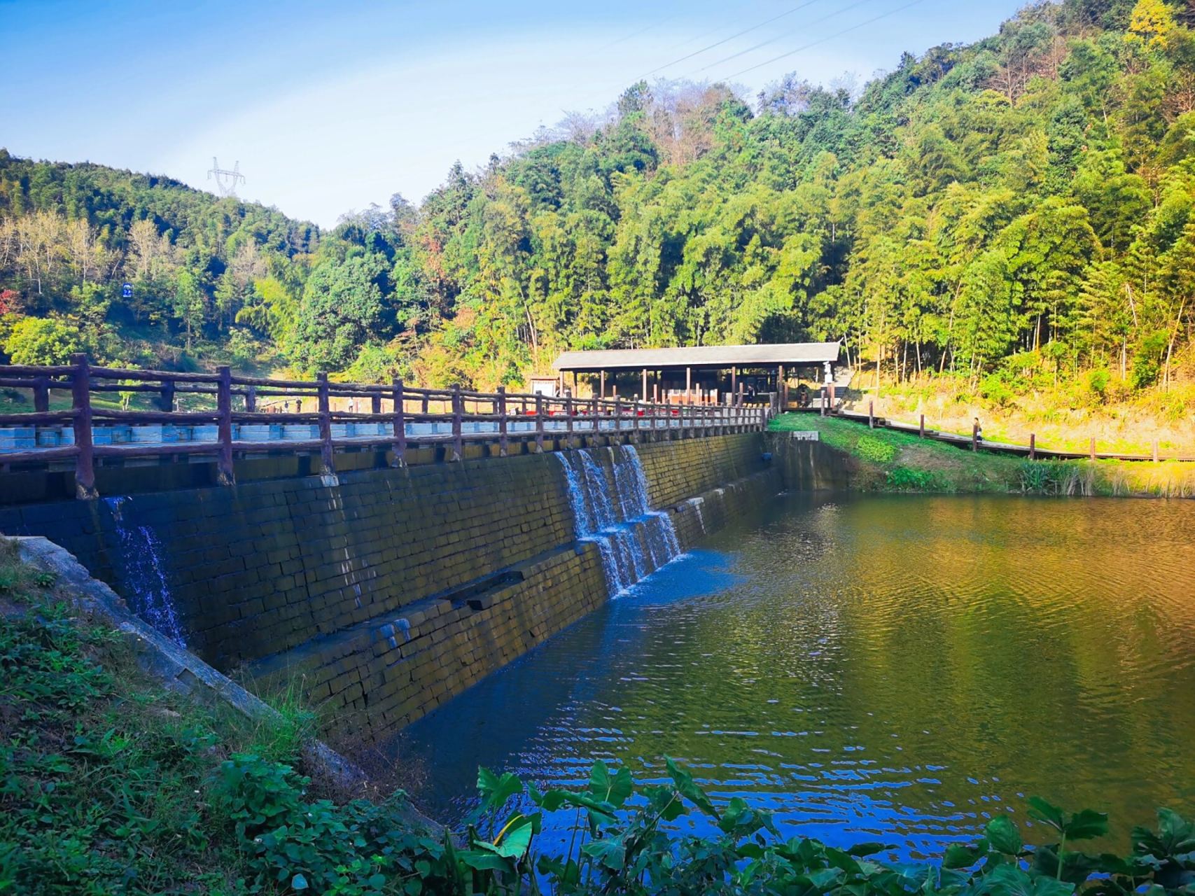 周末徒步   南昌梅岭月亮湾 秋高气爽,当然要户外运动了 我们选择了不