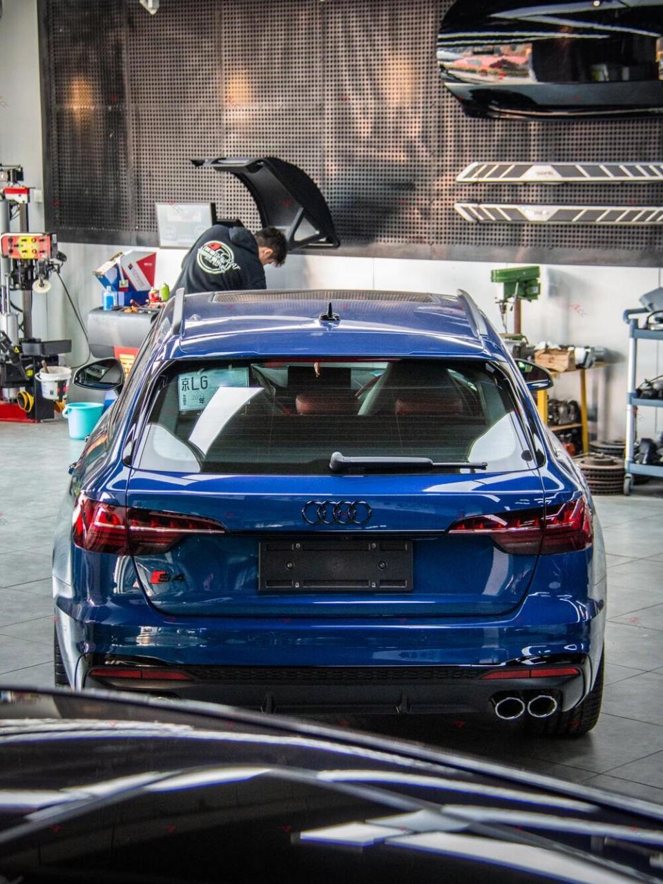 奥迪s4 avant(b9pa)加装 胎压数值显示 座椅记忆 s4原厂tpu脚垫 平底