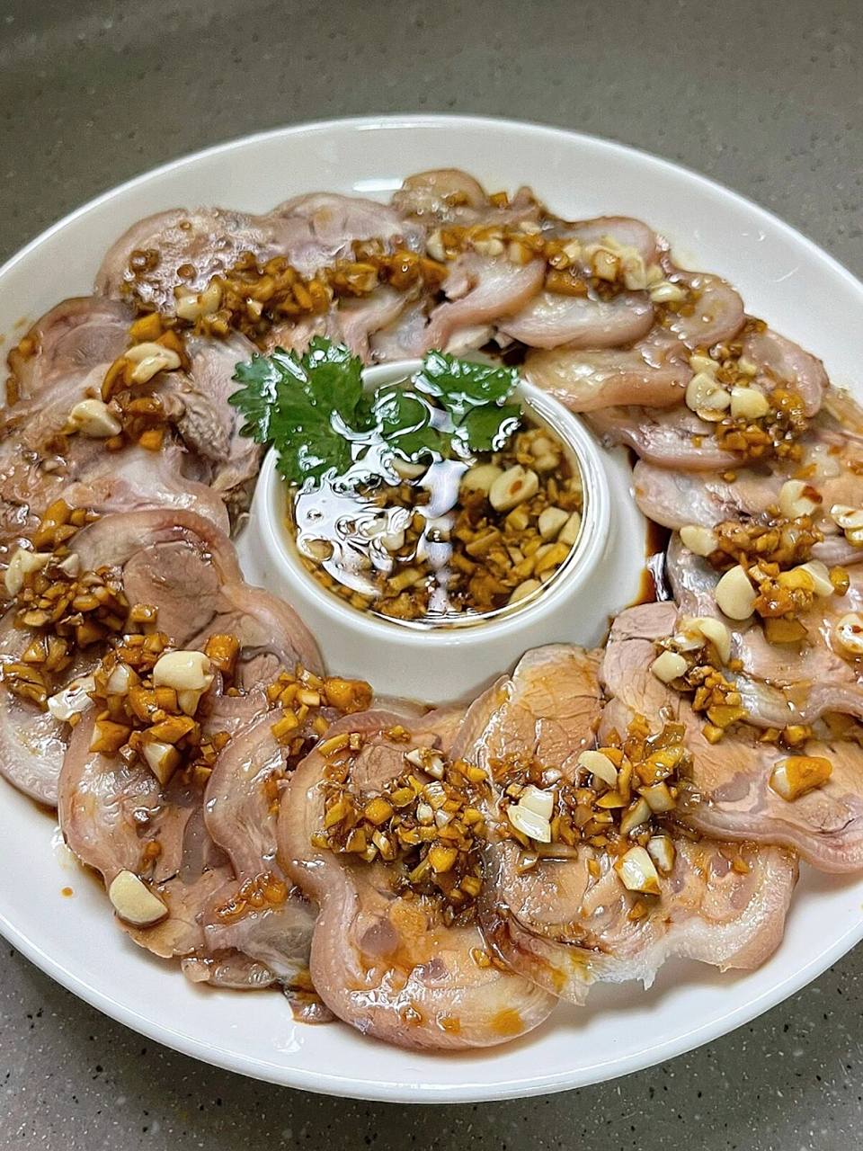 我妈的拿手菜! 这样做的沙姜猪手真的太太太好吃了!