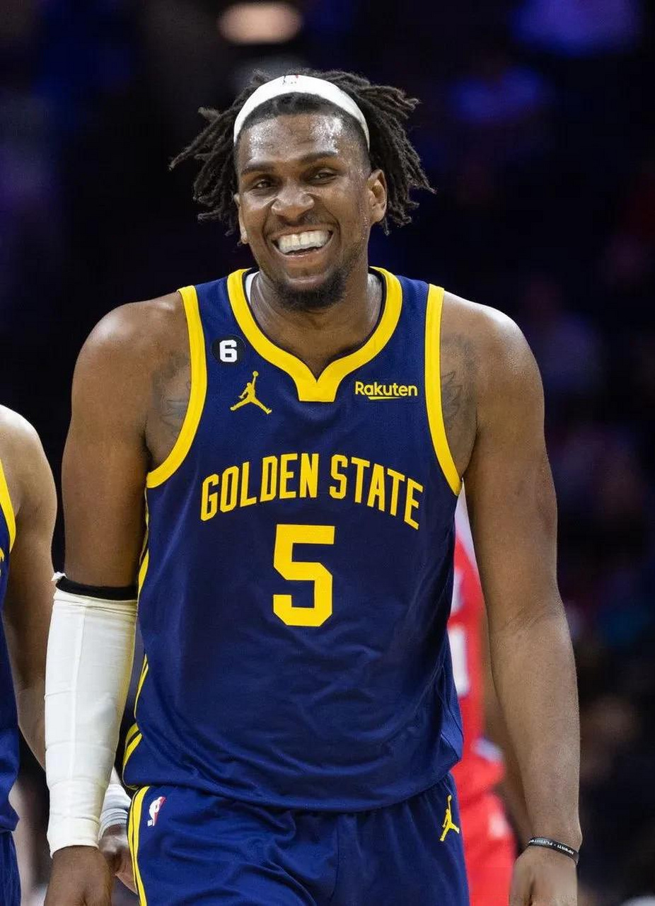 凯文鲁尼在这个系列赛中抢篮板:  第 1 场 - 9 个篮板 第 2 场 - 7 个