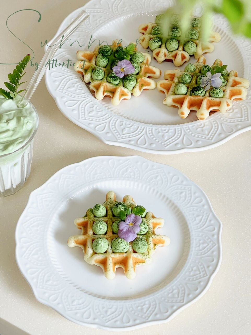 周末慵懒,外面下着夏天的雨 缸里的荷花风中摇曳