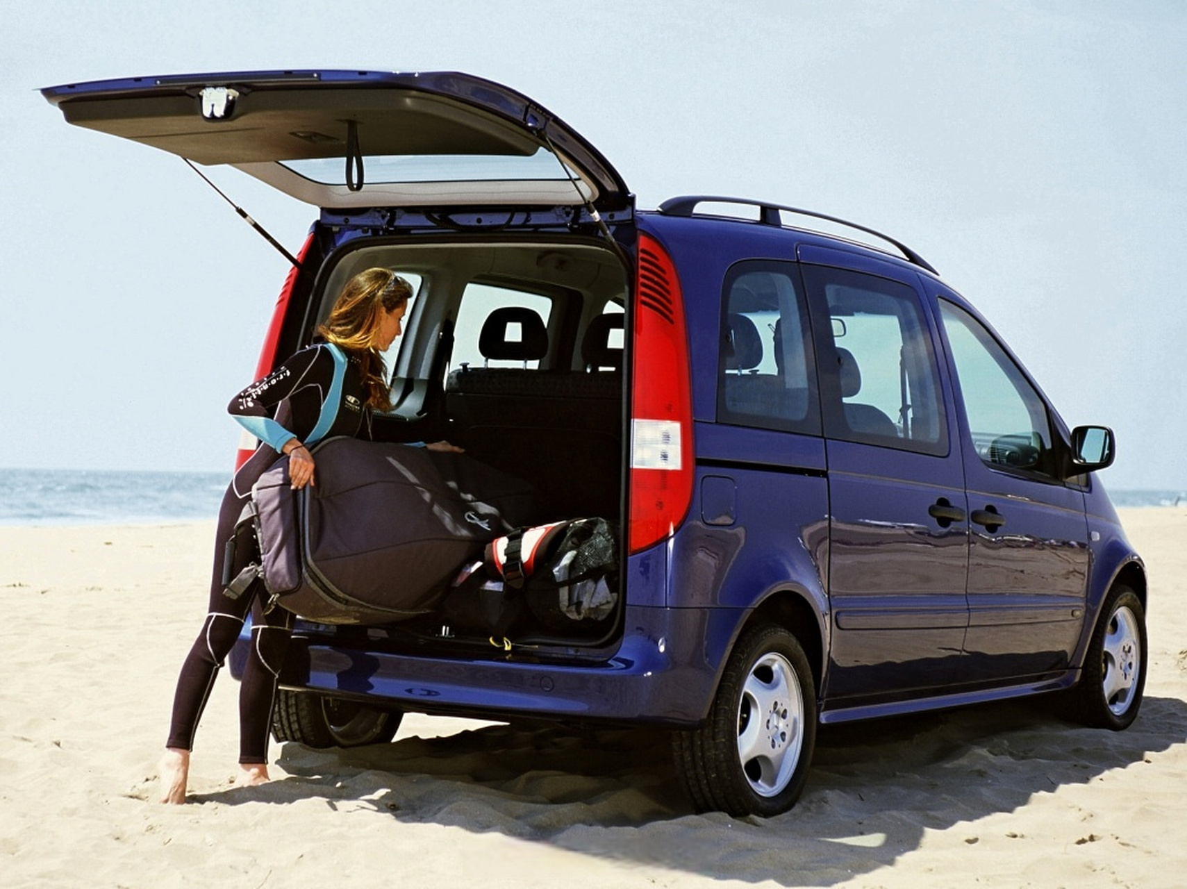 有人说它是唯雅诺青春版,其实它叫vaneo,奔驰内部代号w414,2001年发布