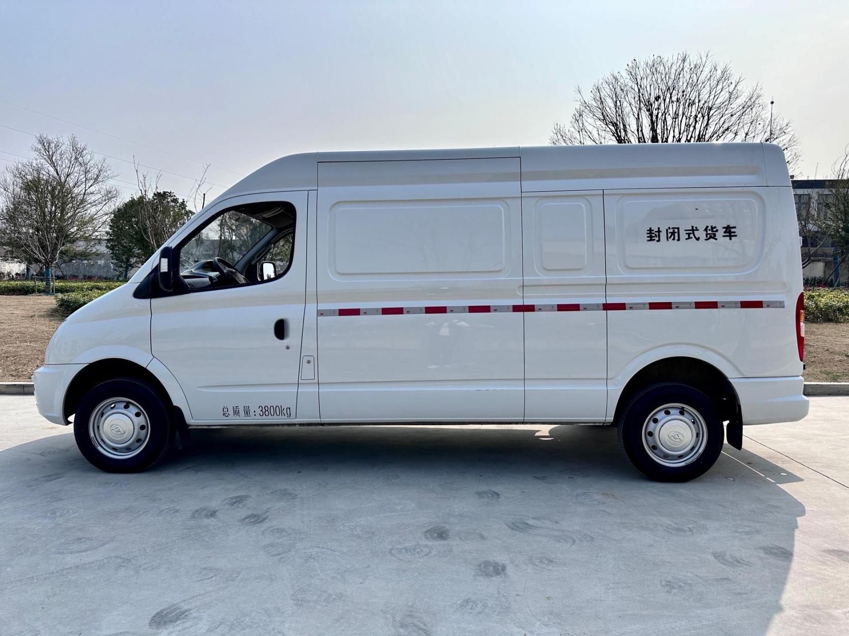 大通v80加长版,客货两用版本,车载6速前进档,多功能方向盘等