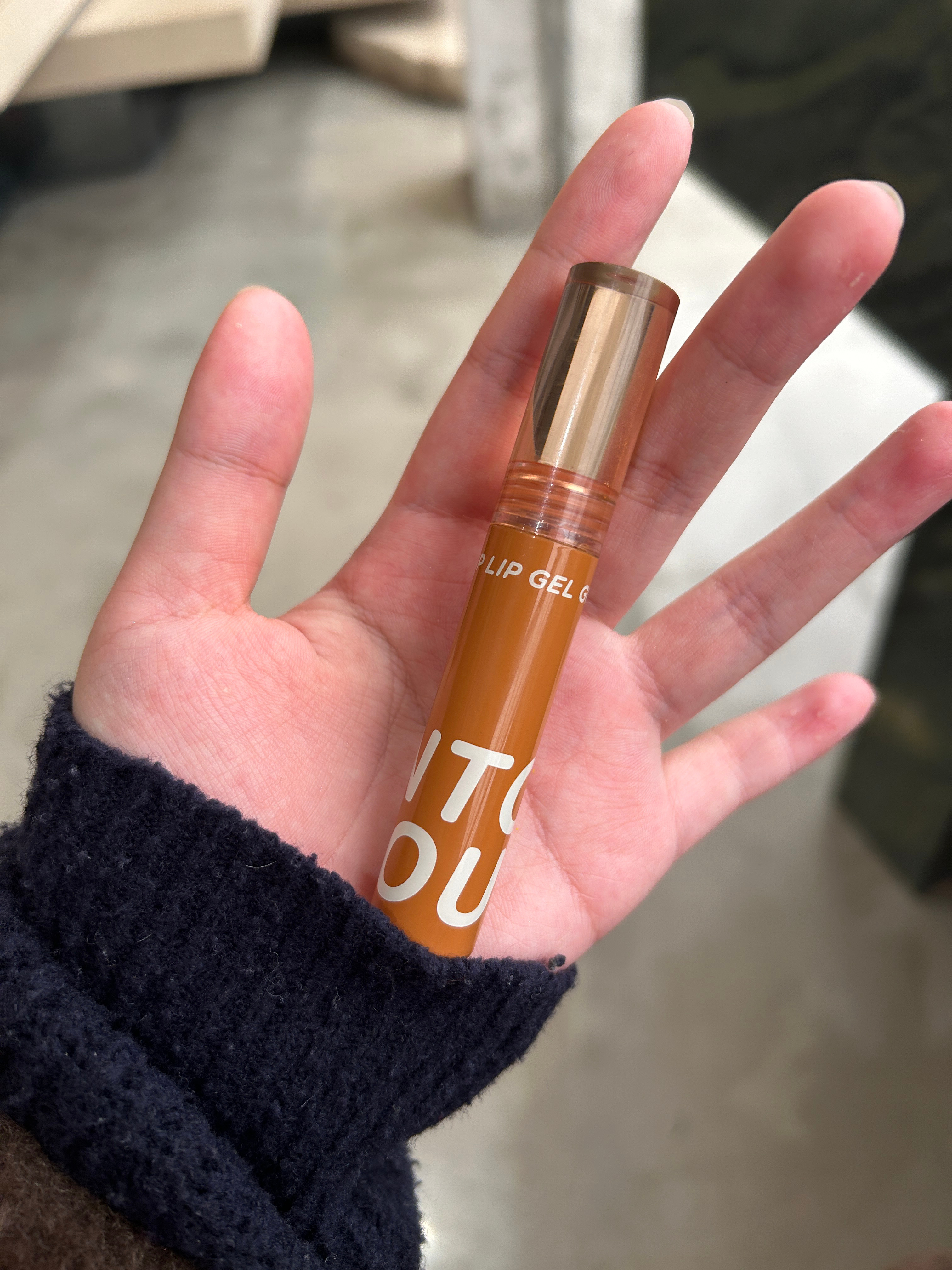 唇膏用完了怎么把里面的弄出来(唇膏用完了怎么把剩下的部分推出来)
