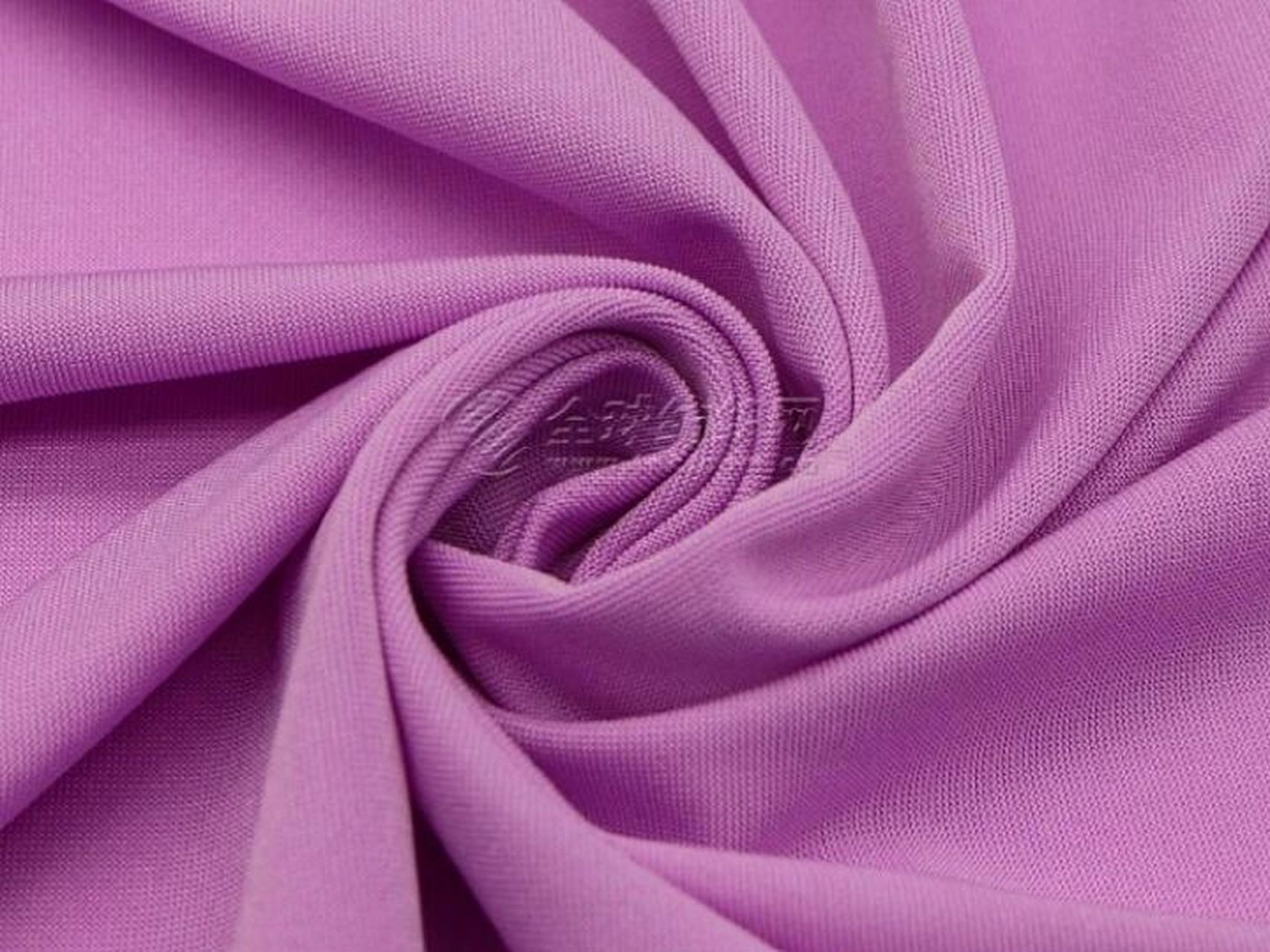 牛奶丝是现在很多贴身衣物都会选择的材质,光滑,有弹性,但透气性与