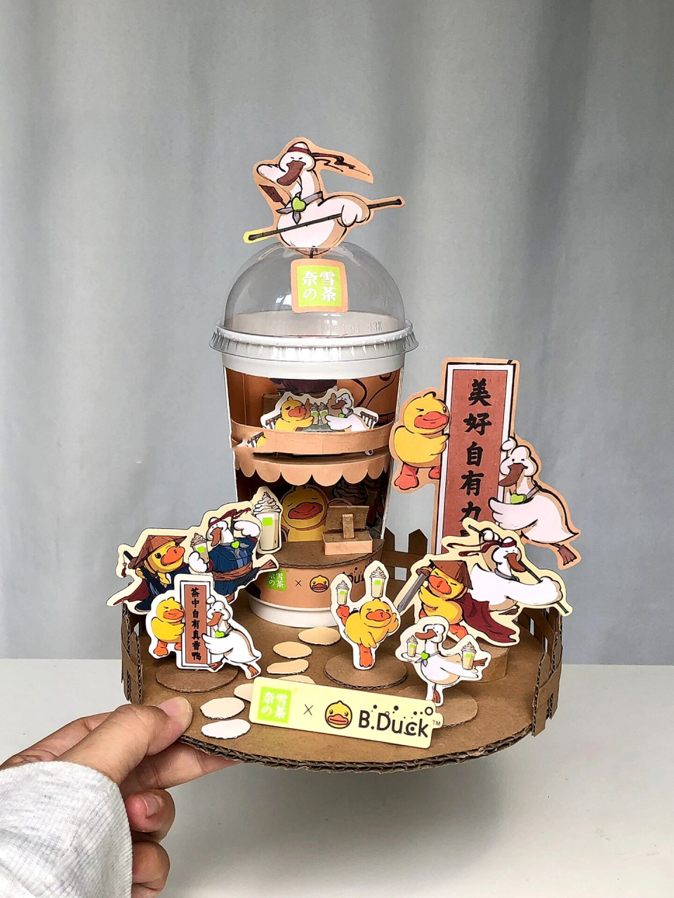 duck这两只小鸭子也太可爱了吧,奈雪太会了,让这两个小可爱带着【鸭屎