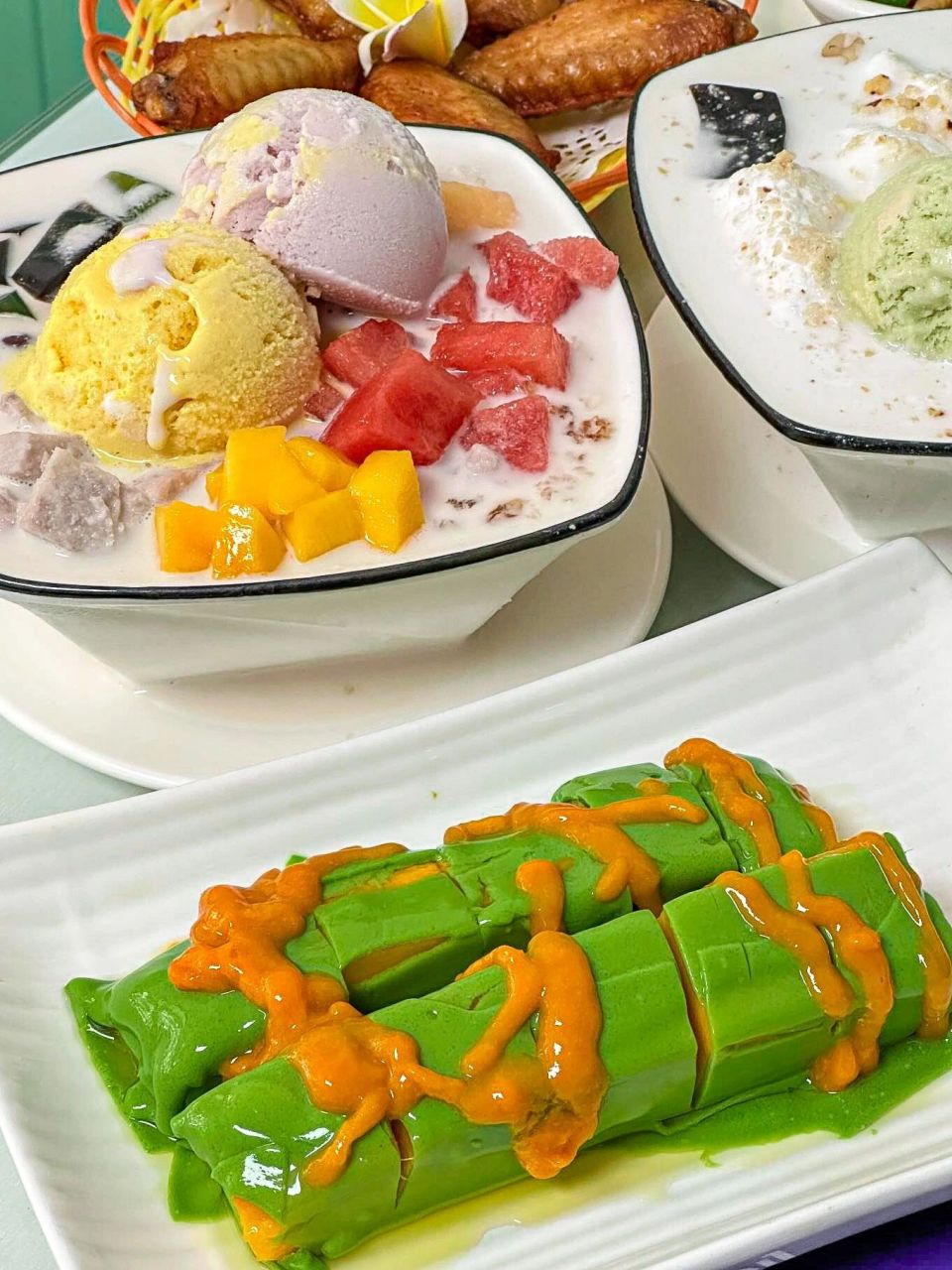 我点的椰奶冰淇淋清补凉,甜甜的一碗好丰富,里面有冰淇淋,香芋,芒果