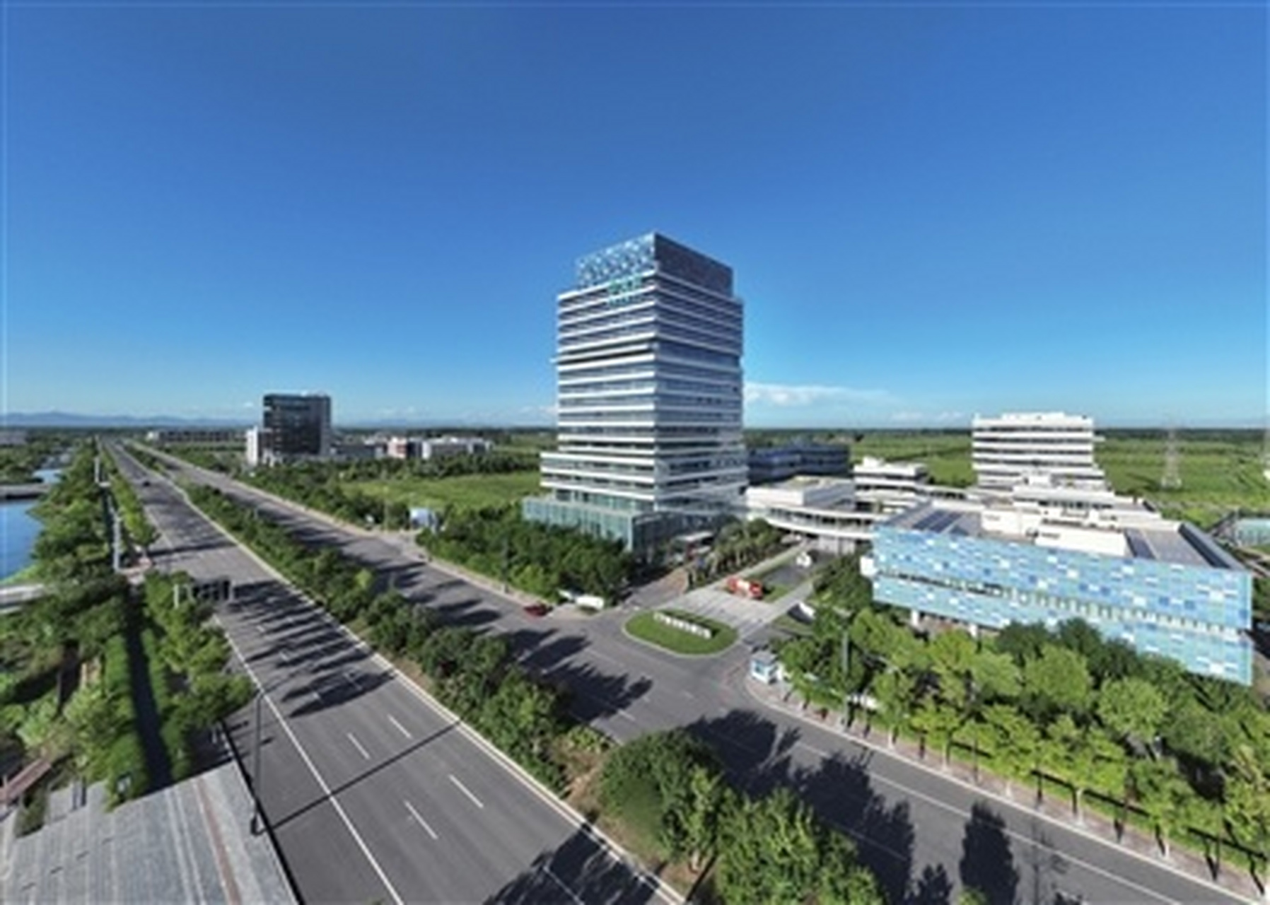 阡陌之间崛起创新高地】初夏时节,宝坻区京津中关村科技城内,塔吊林立