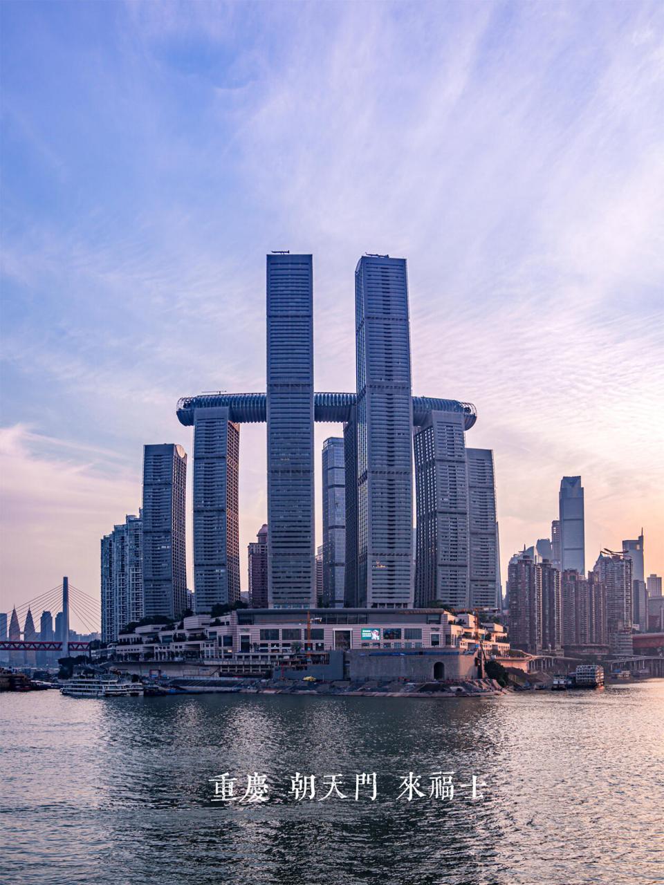 朝天门,坐落在两江交汇处,见证了重庆的历史 来福士广场则像风帆一样