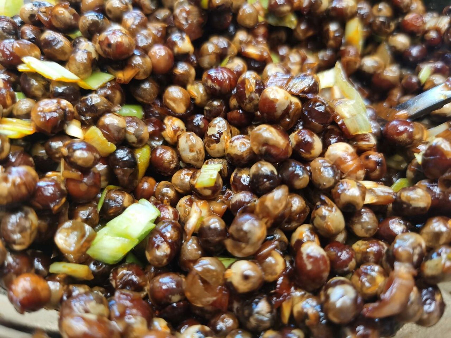 东北下雨,看到视频,学做了炒盐豆. 记得很小的时候,妈妈做过,很下饭.