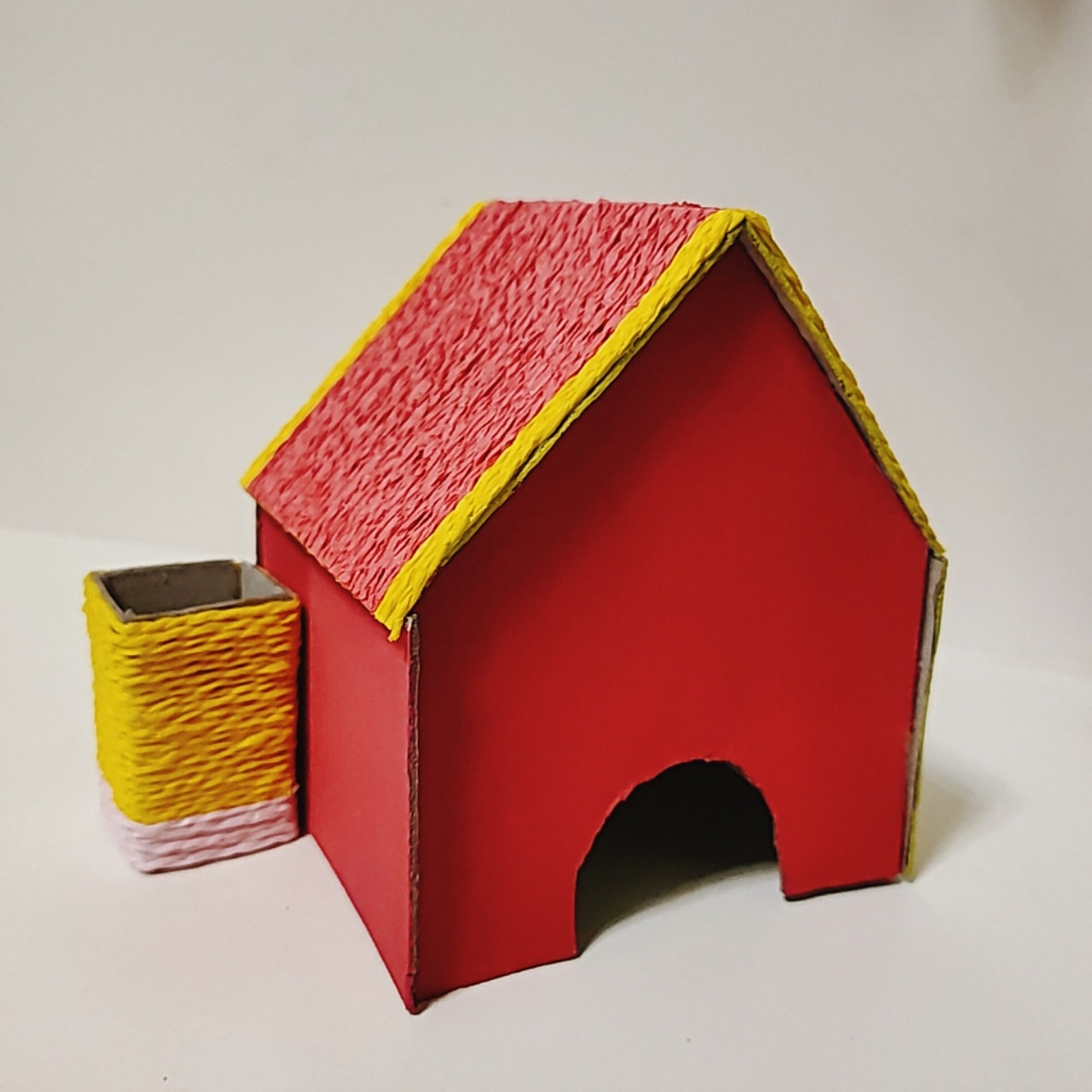 纸板自制仓鼠小房子 上面房顶是用纸线和白乳胶diy的,最大的问题就是