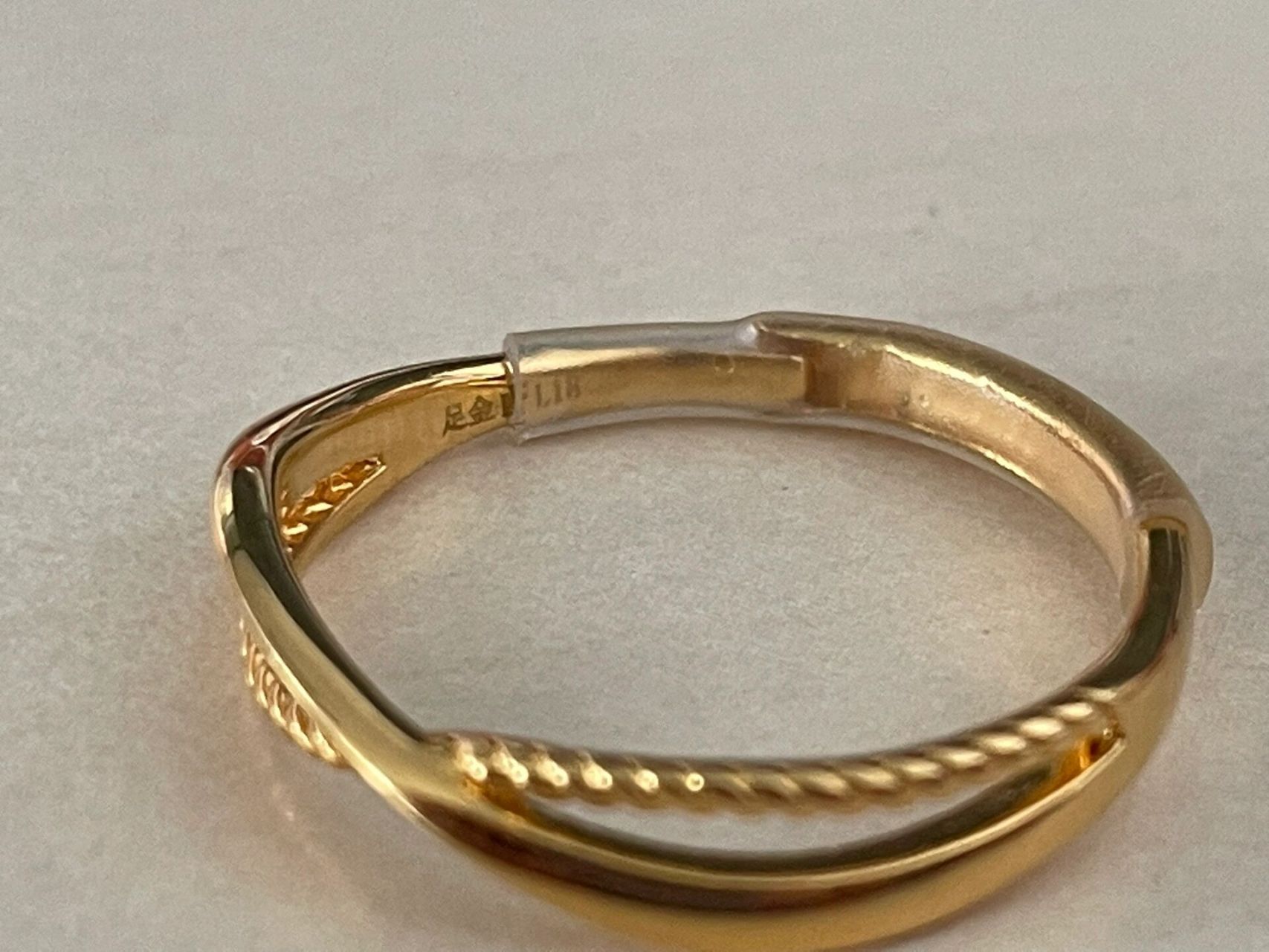 六福 足金戒指 昨天在商场专柜买的六福戒指 钢印为啥写的足金lfl18