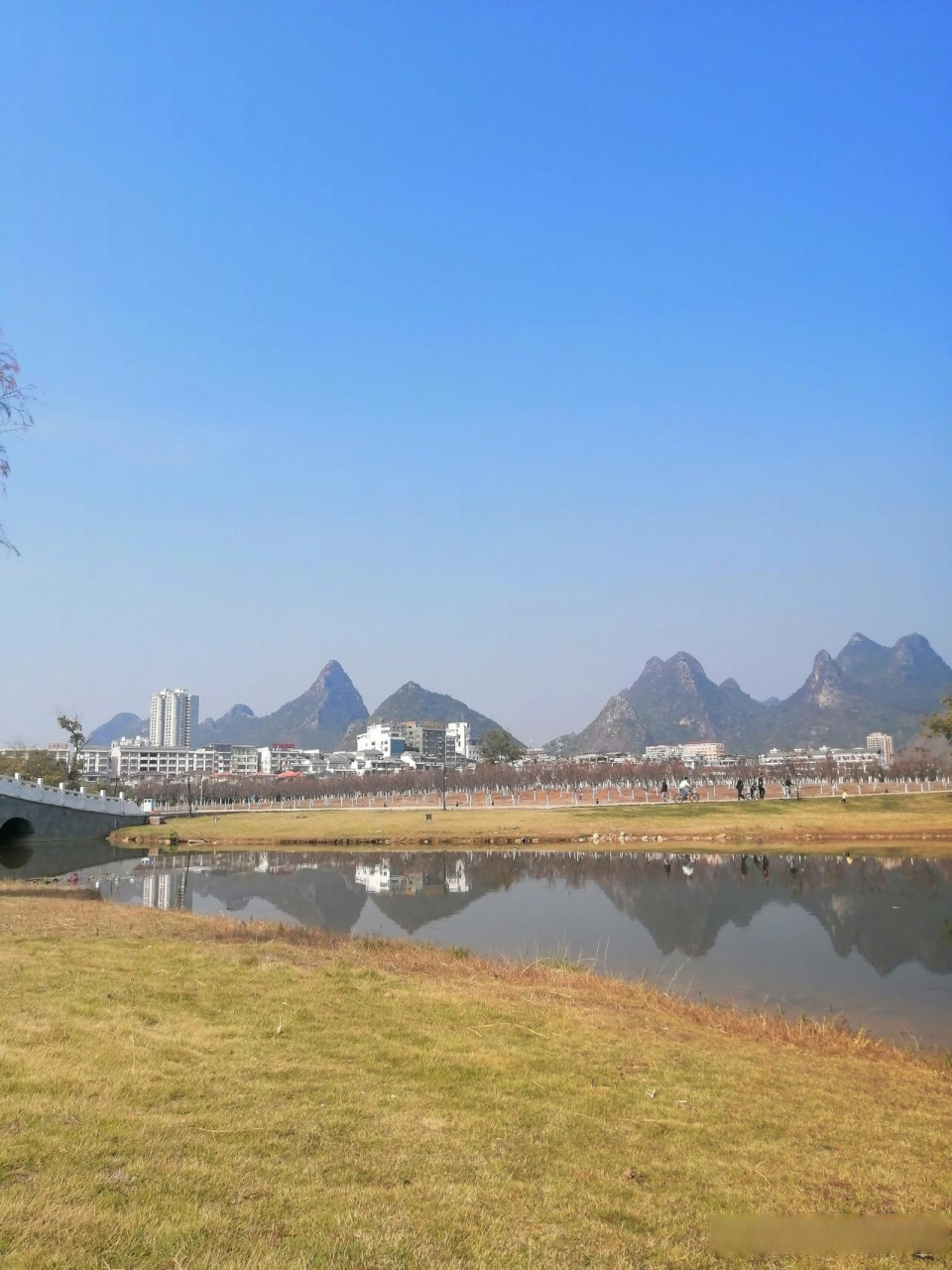 大地之旅冬日特别篇广西 广西贺州爱莲湖公园,树木翠绿,湖水清澈,一片