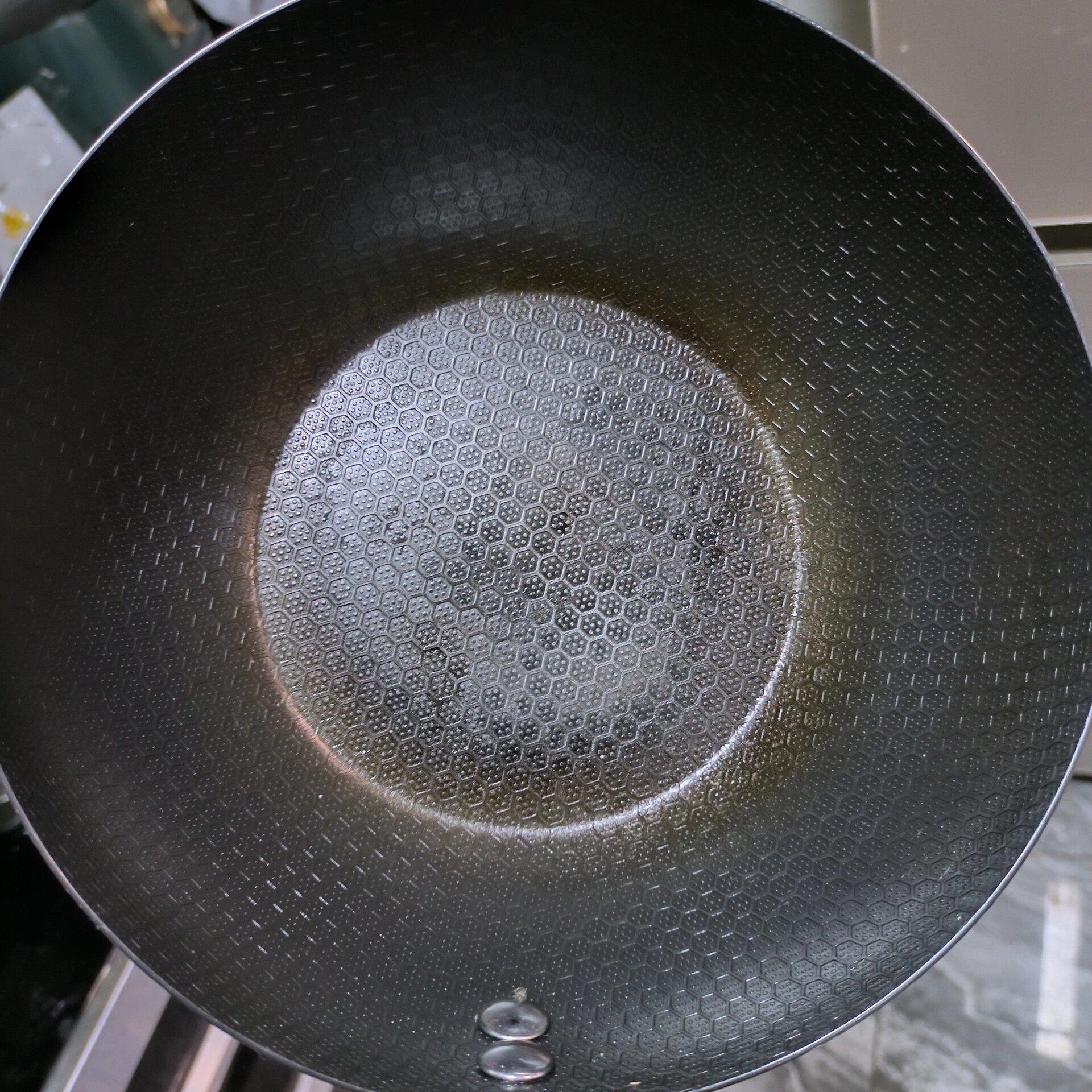 新买的铁锅不小心干烧了几分钟变这样 卖家说这是极铁锅,会这样是正常