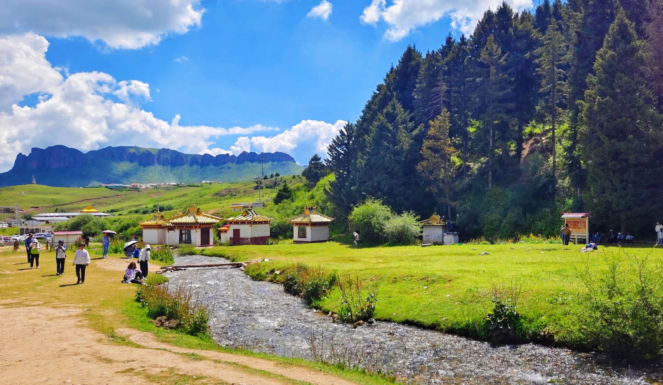 四川郎木寺(纳摩大峡谷) 四川管辖的郎木寺叫格尔底寺,四川寺和甘肃寺