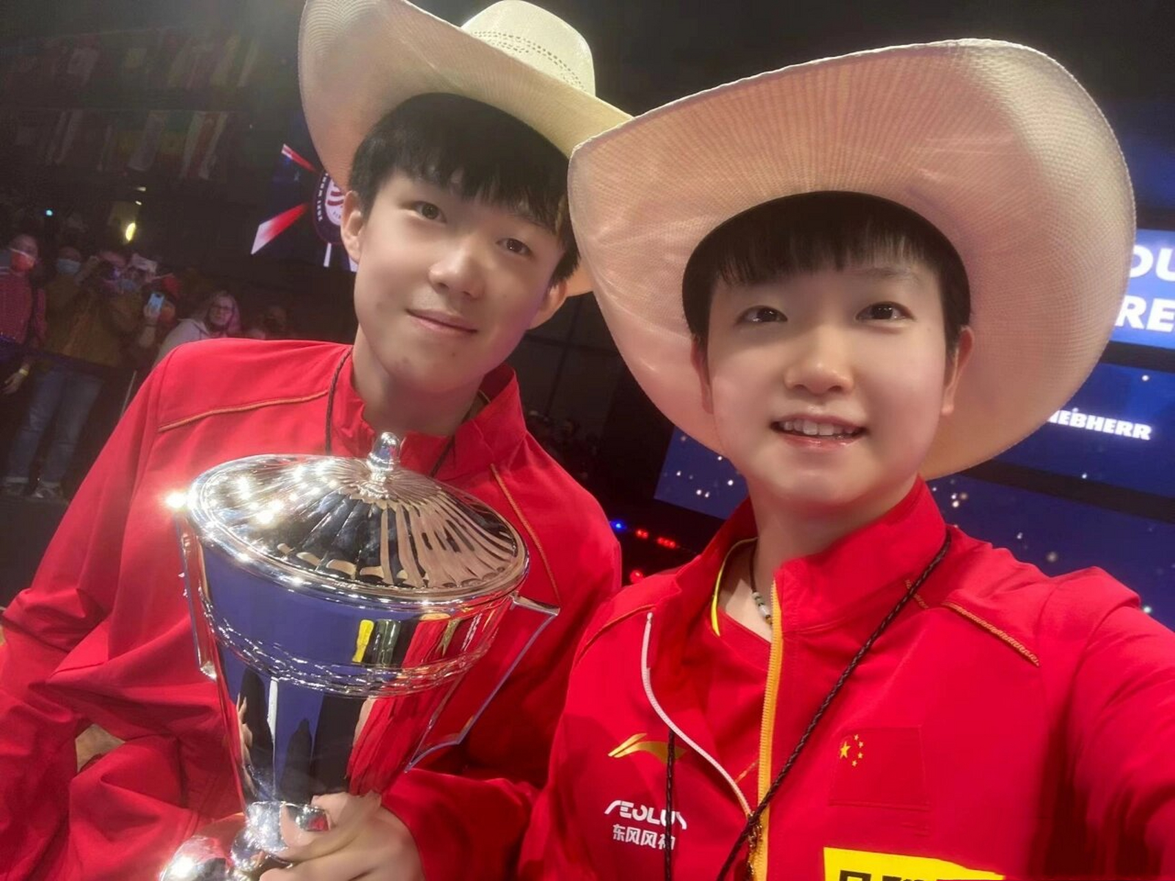 莎头组合2021休斯敦世乒赛混双夺冠 成功捧起赫杜塞克杯96 恭喜
