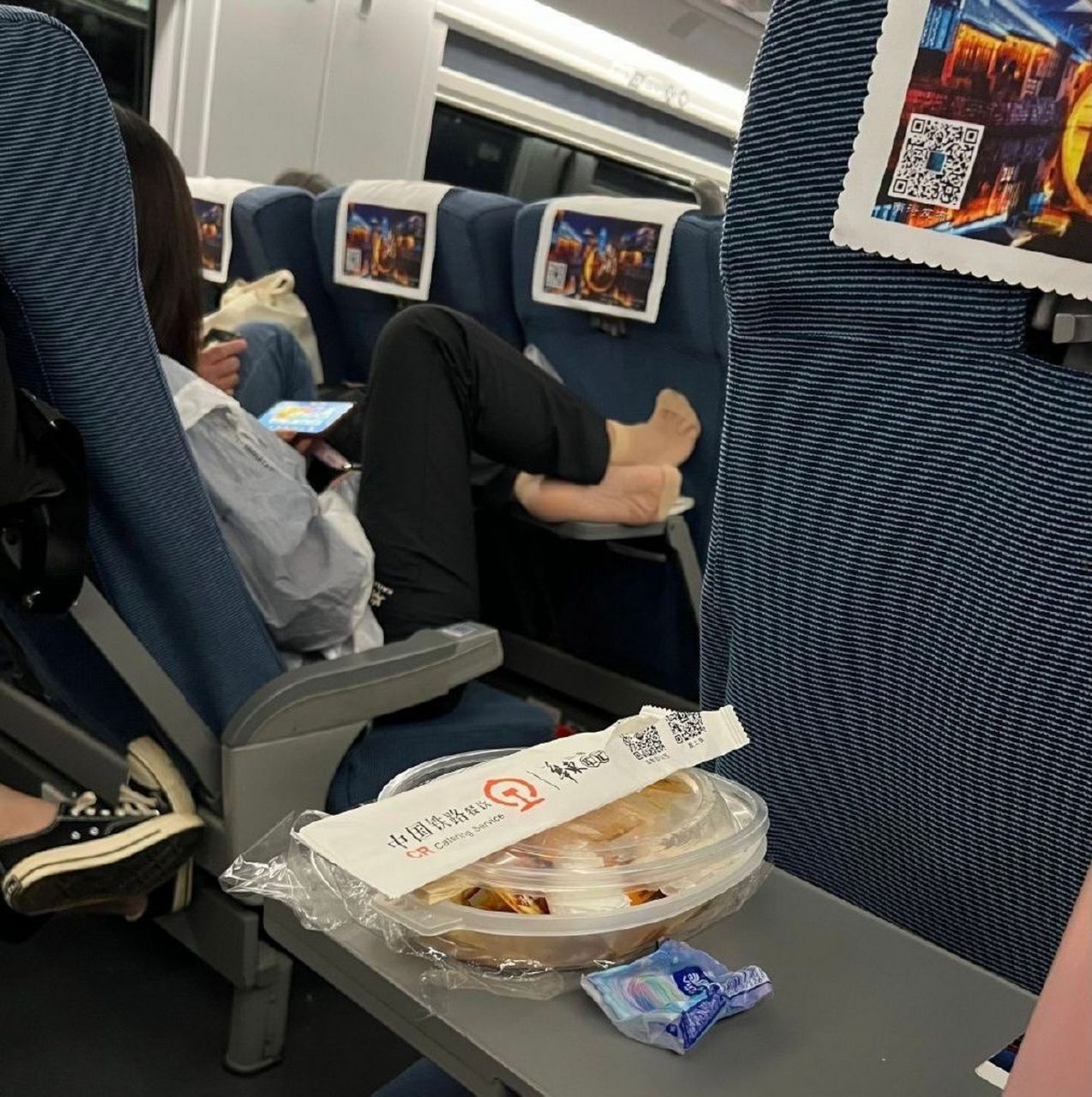 坐高铁时不要在小桌板上直接放食物