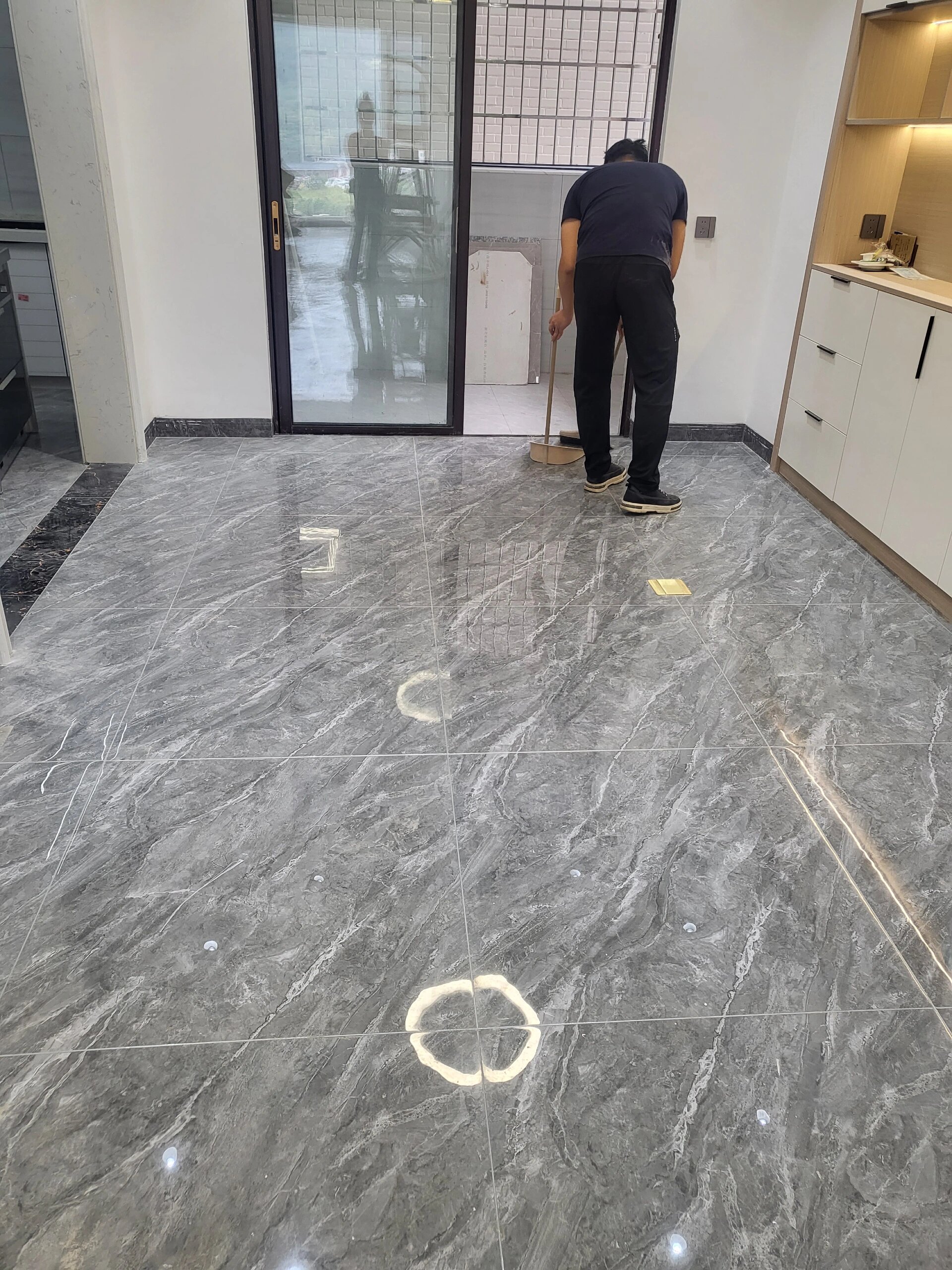 深色地砖能搭配什么颜色沙发呢 刚开始装修时正流行灰色地砖 拖拖拉拉