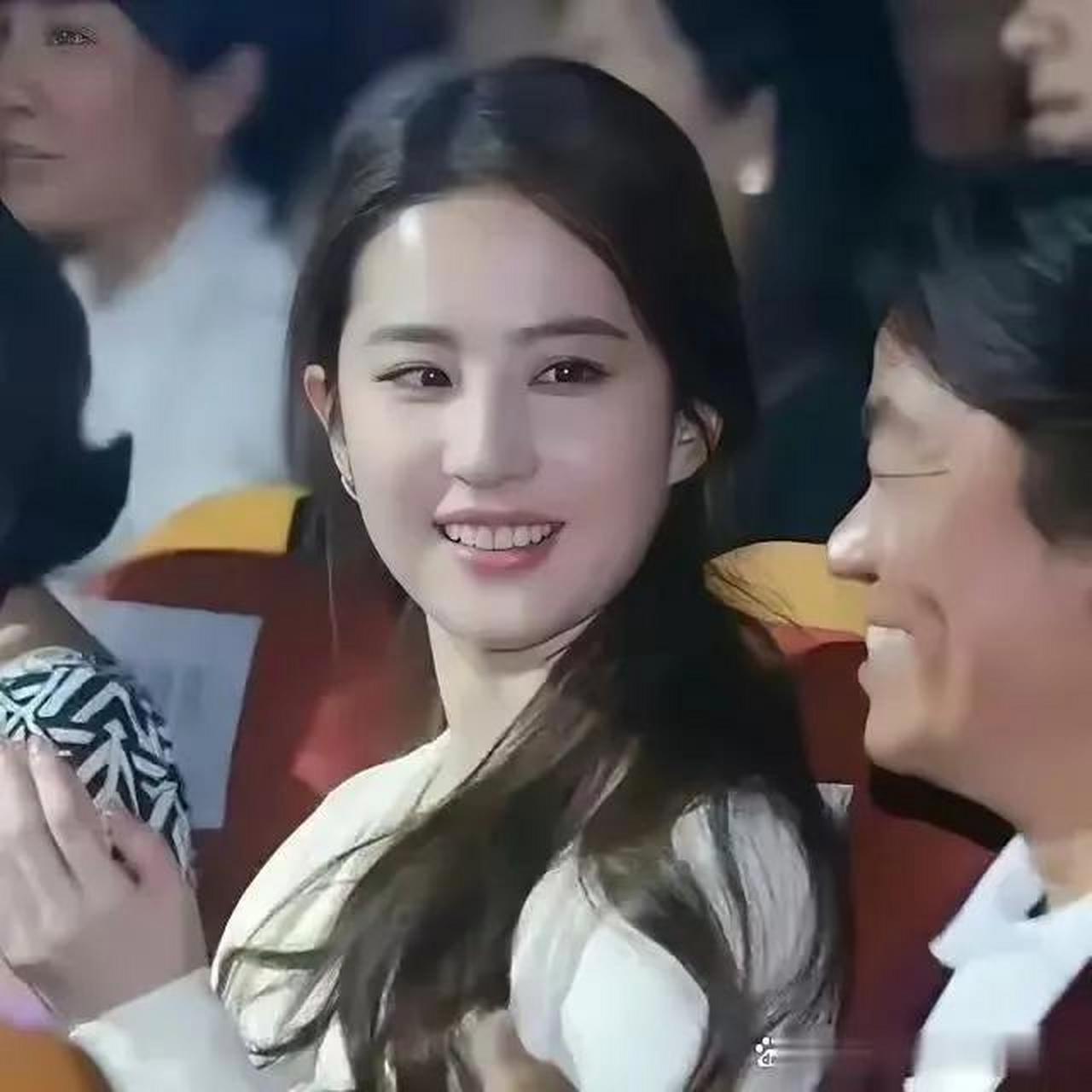 从眼神中看来,刘亦菲更偏好老实憨厚的男性,她对王宝强的目光充满温柔