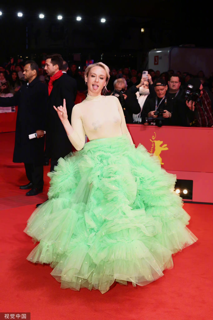 柏林电影节开幕红毯,歌手leslie clio绿裙好可爱～#美剧风向标##美剧