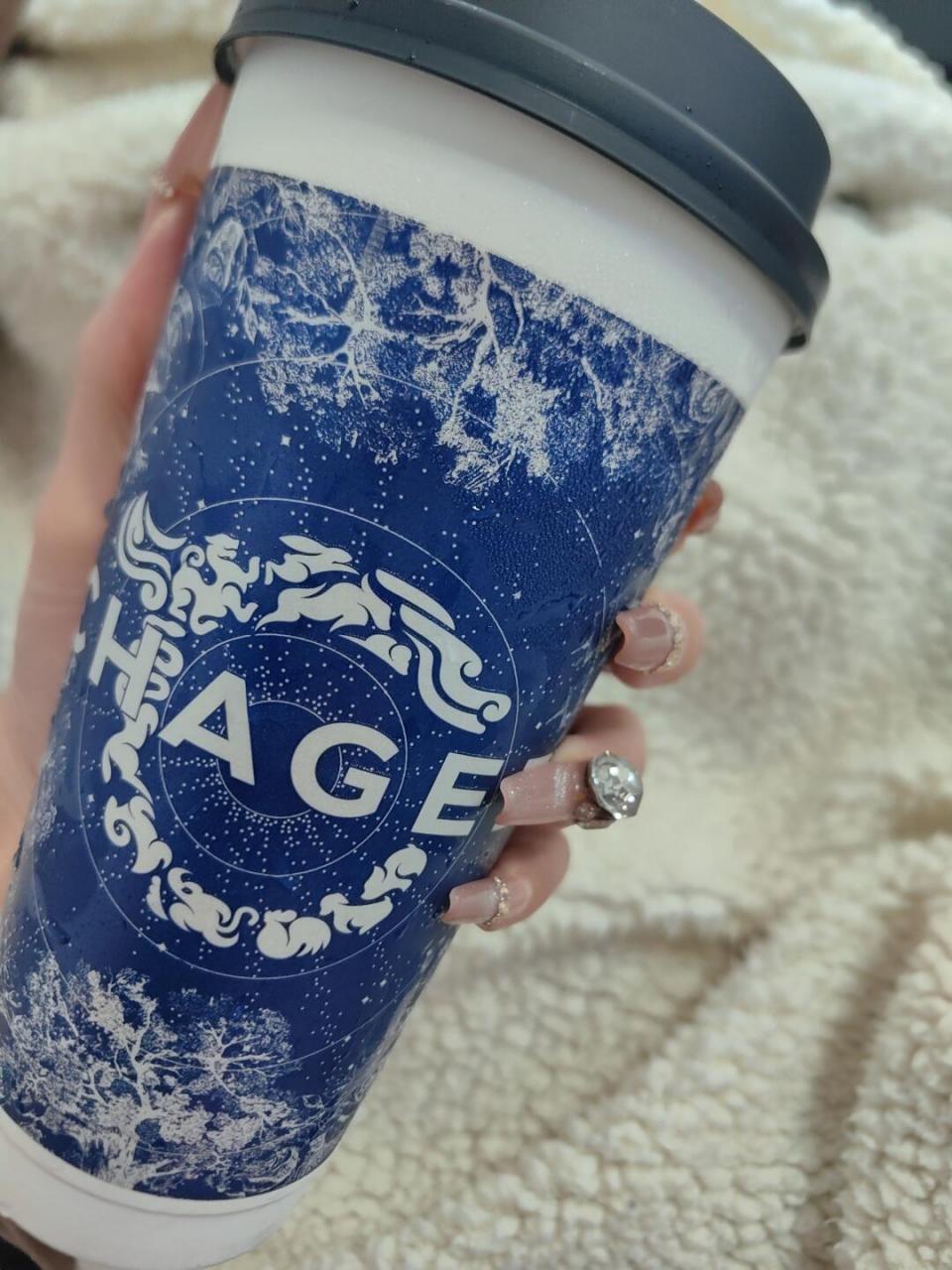 霸王茶姬的小蓝杯山野栀子,这款饮品大杯无糖去冰标注的热量为 147