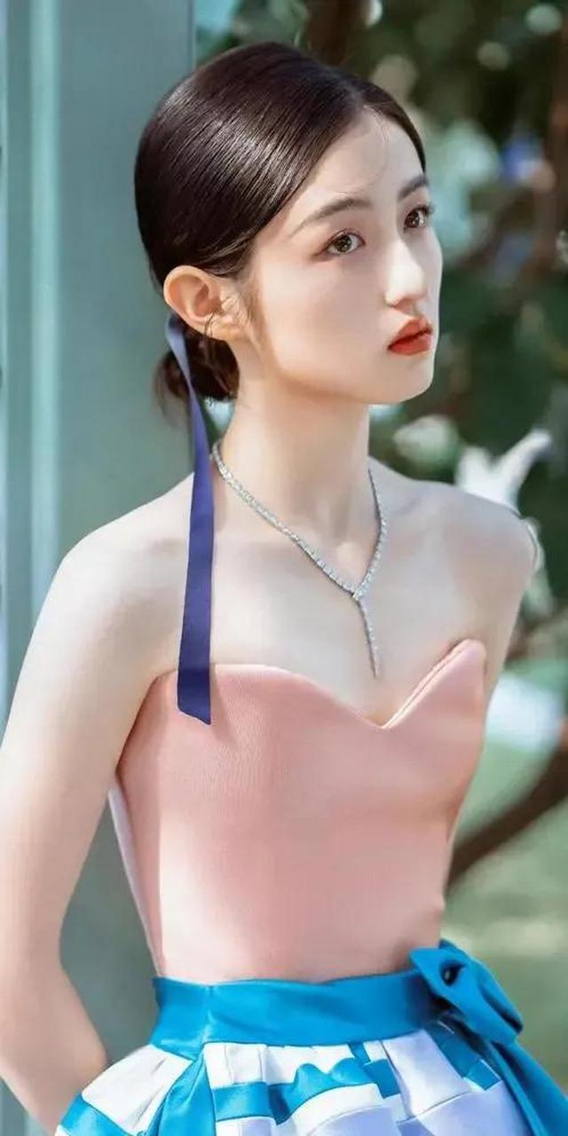 张子枫要胸没胸要屁股没屁股,还穿这种裙子太别扭了,像是偷穿大人衣服