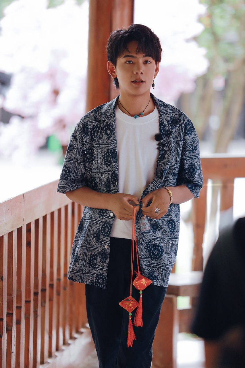 中餐厅# 今晚10点湖南卫视,丁真今天去刘三姐故居对了山歌,还和中国