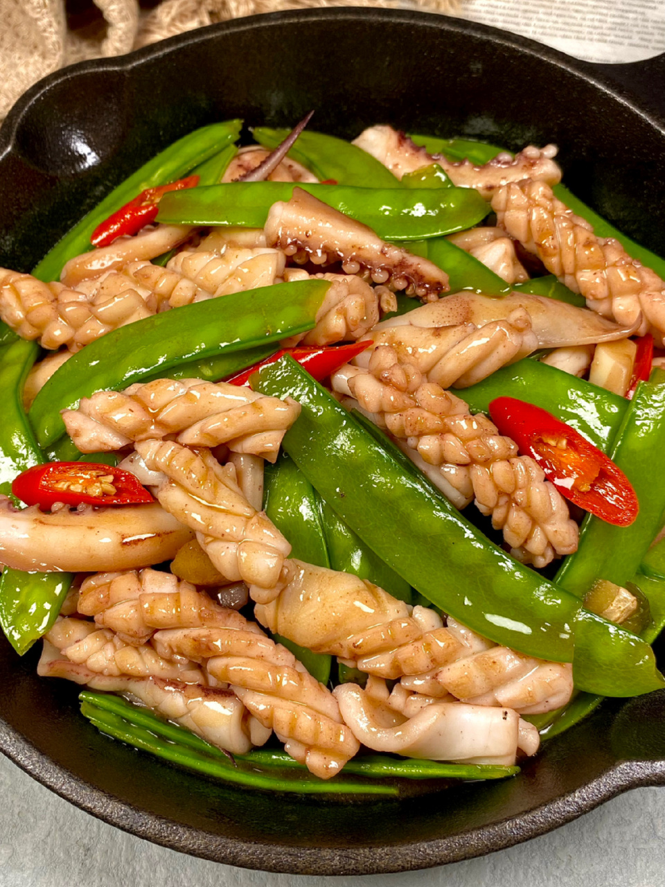 这一道菜大人小孩都爱吃呦,大家快试试 	 73准备食材:鱿鱼,荷兰豆