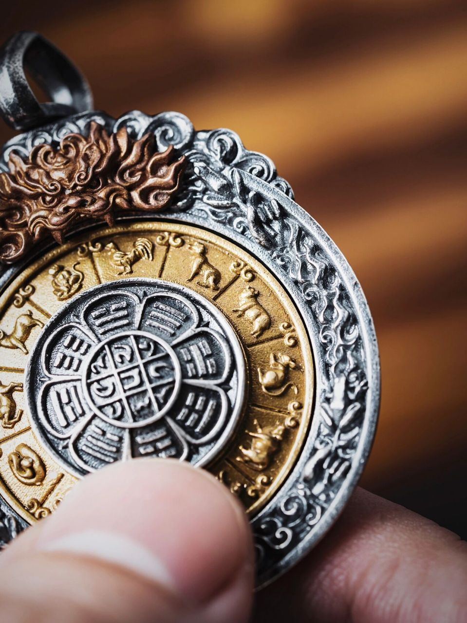 才不会被认为是风水先生 在西藏,九宫八卦牌几乎人人佩戴, 藏族人将