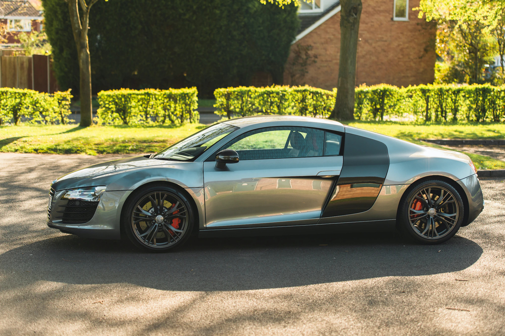 2011年在英国,为庆祝在勒芒取得10次胜利,奥迪发布了限量100台的r8 v8