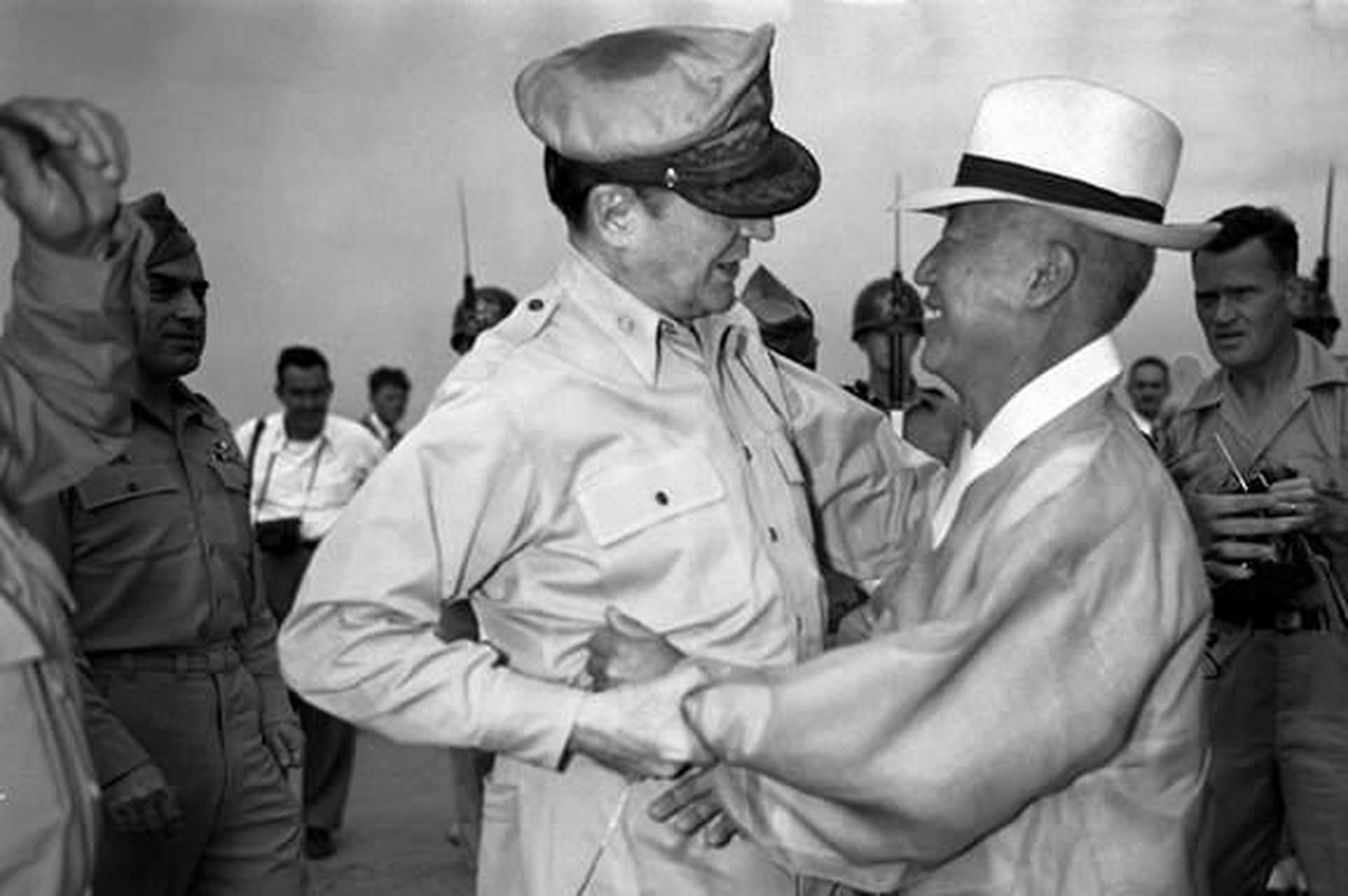 1950年9月29日,麦克阿瑟在南朝鲜国会议事堂,为李承晚举行还都仪式,并