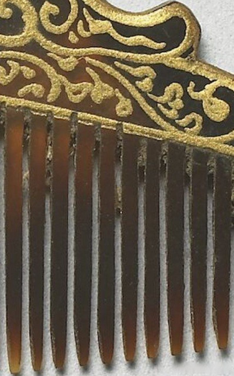 乾隆收藏的"日本玳瑁小梳".