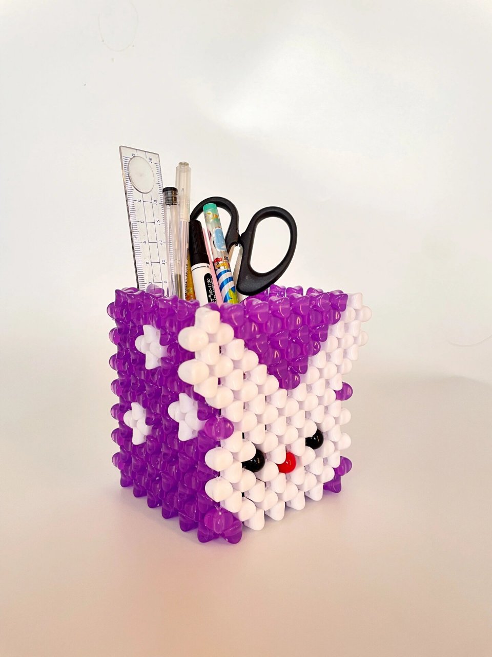 手工串珠超可爱的萝卜兔笔筒呦 今年是兔年,安排几个应景的兔子笔筒